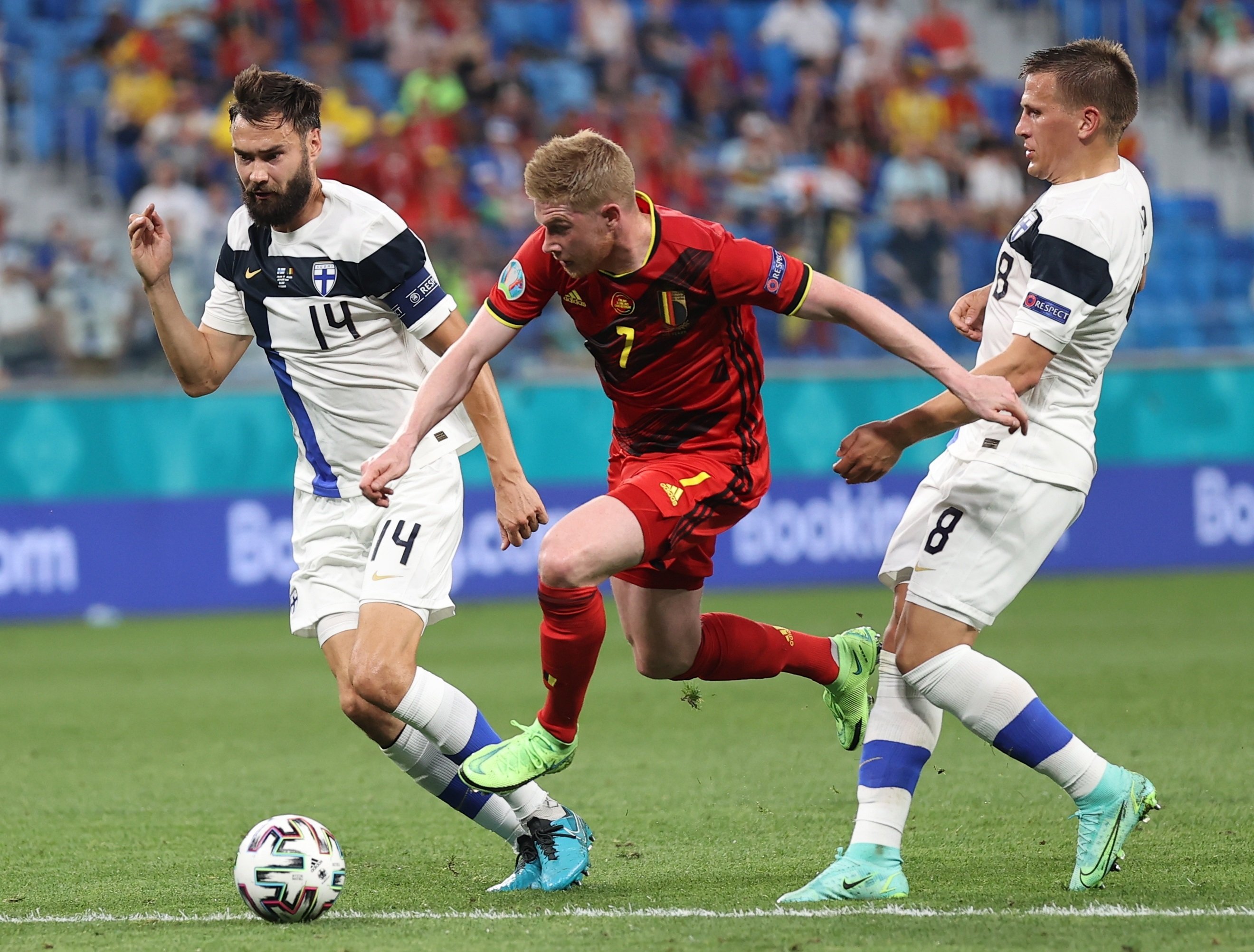 Kevin De Bruyne superando a dos rivales durante el Finlandia-Bélgica