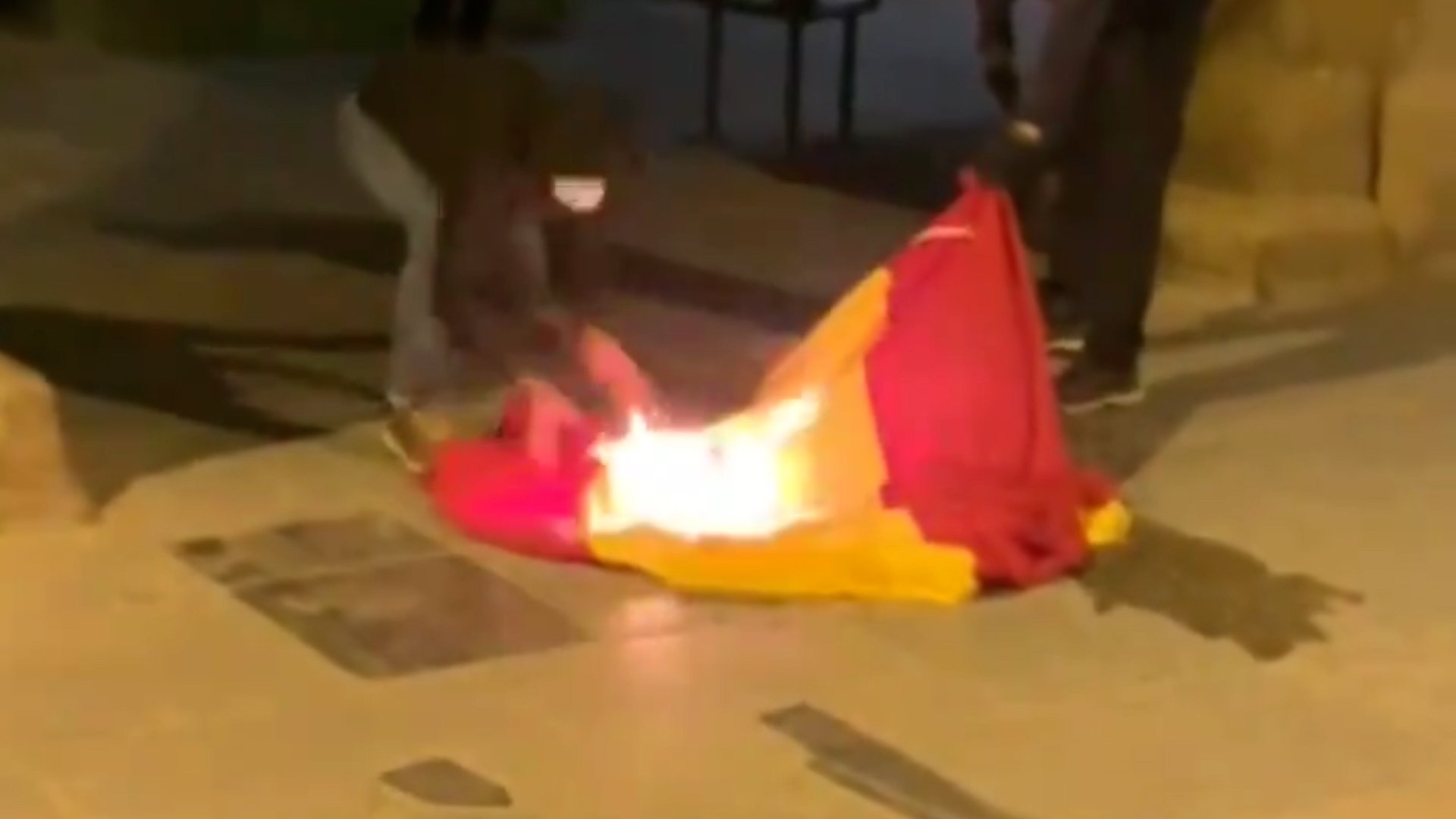 Els CDR cremen la bandera espanyola de l’ajuntament de Vic
