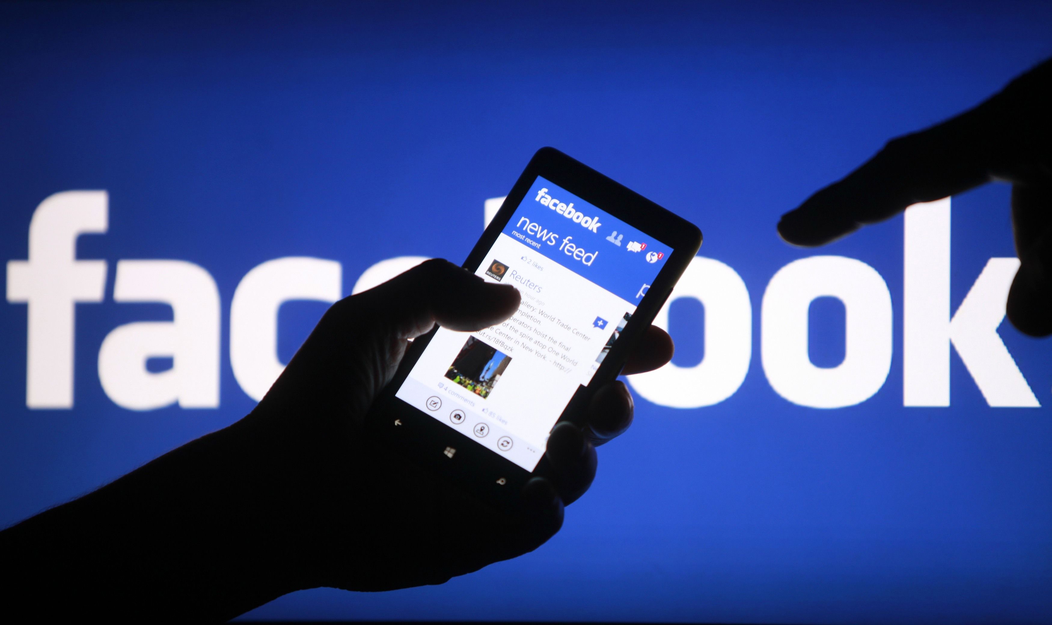Facebook es tuneja per promocionar més continguts personals i menys notícies