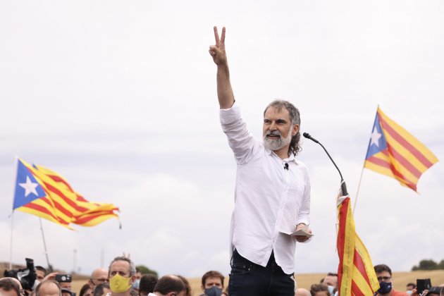 Lledoners, presos políticos, Jordi Cuixart con los dedos levantados - Sergi Alcàzar