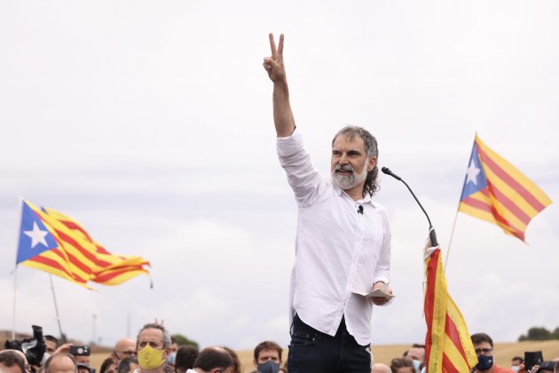 Lledoners, presos políticos, Jordi Cuixart cono los dedos levantados - Sergi Alcàzar