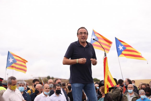 Lledoners, presos políticos, Josep Rull en el micrófono después de la salida   Sergi Alcàzar