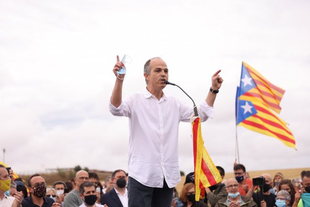 Jordi Turull gesticulando mientras habla en la salida de prisión, Lledoners, presos políticos Sergi Alcàzar
