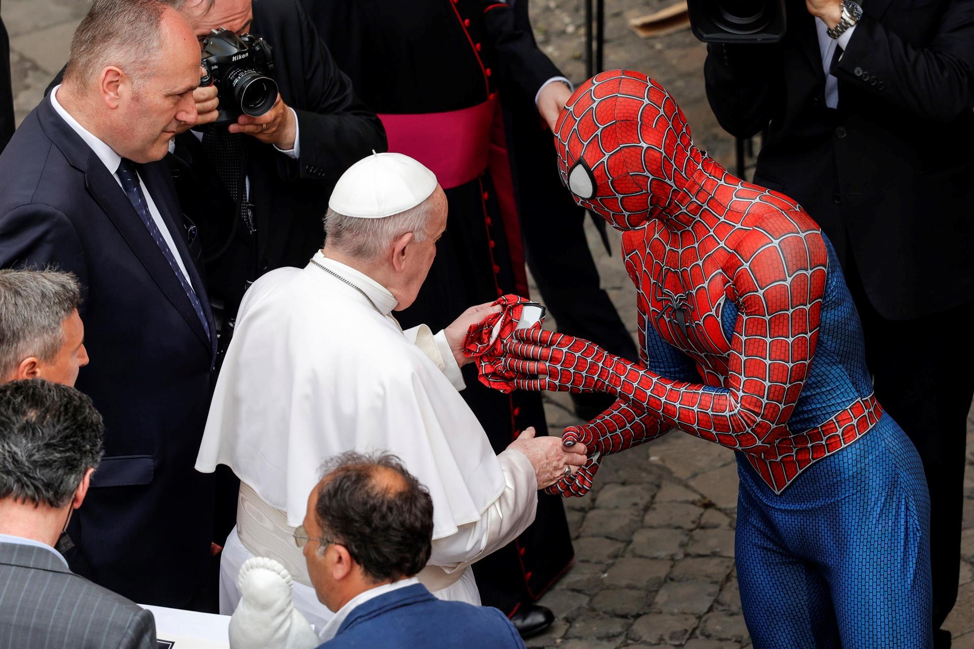 Spiderman se confiesa al papa Francisco