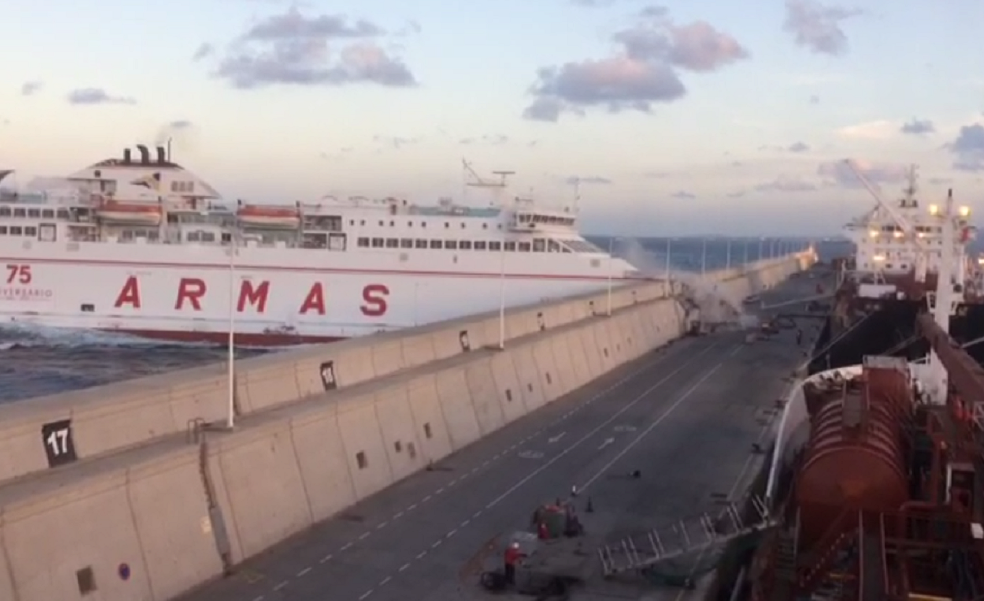 [VÍDEO] Un ferri s’encasta contra el moll del port de Las Palmas