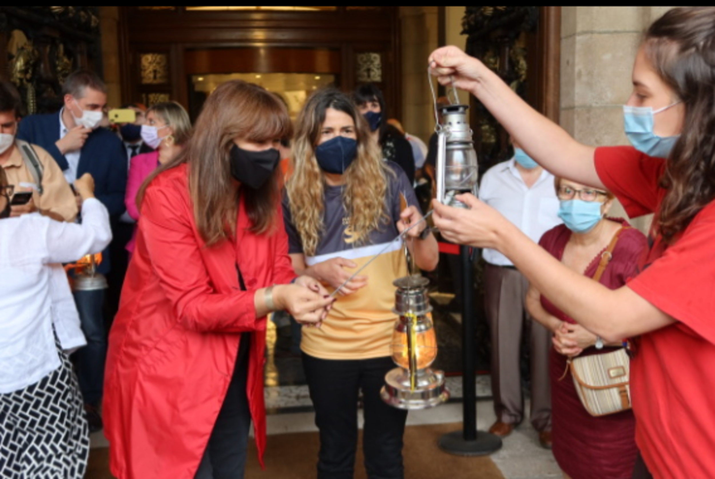 La flama del Canigó arriba al Parlament