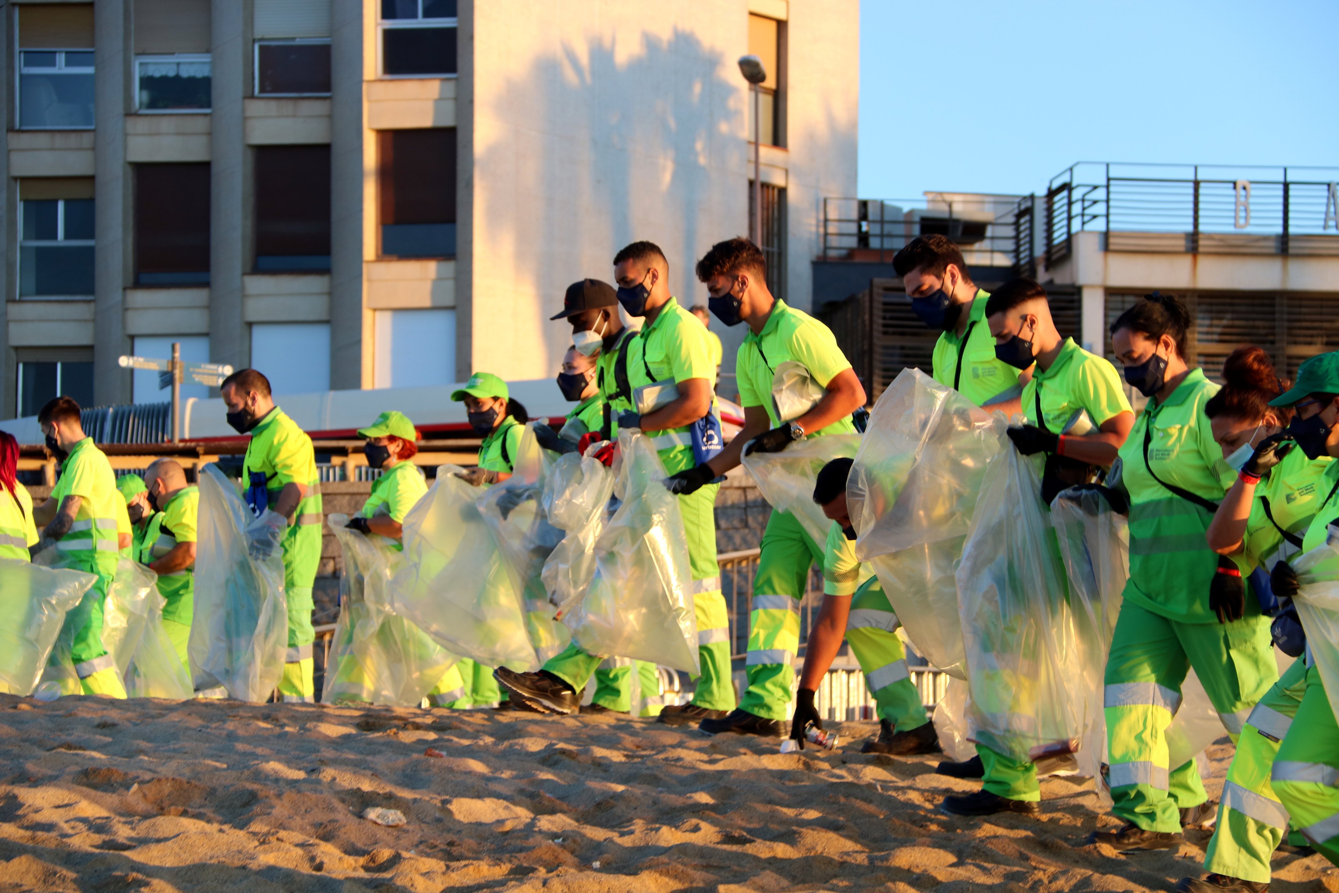 Desalojan y limpian las playas después de la verbena de Sant Joan