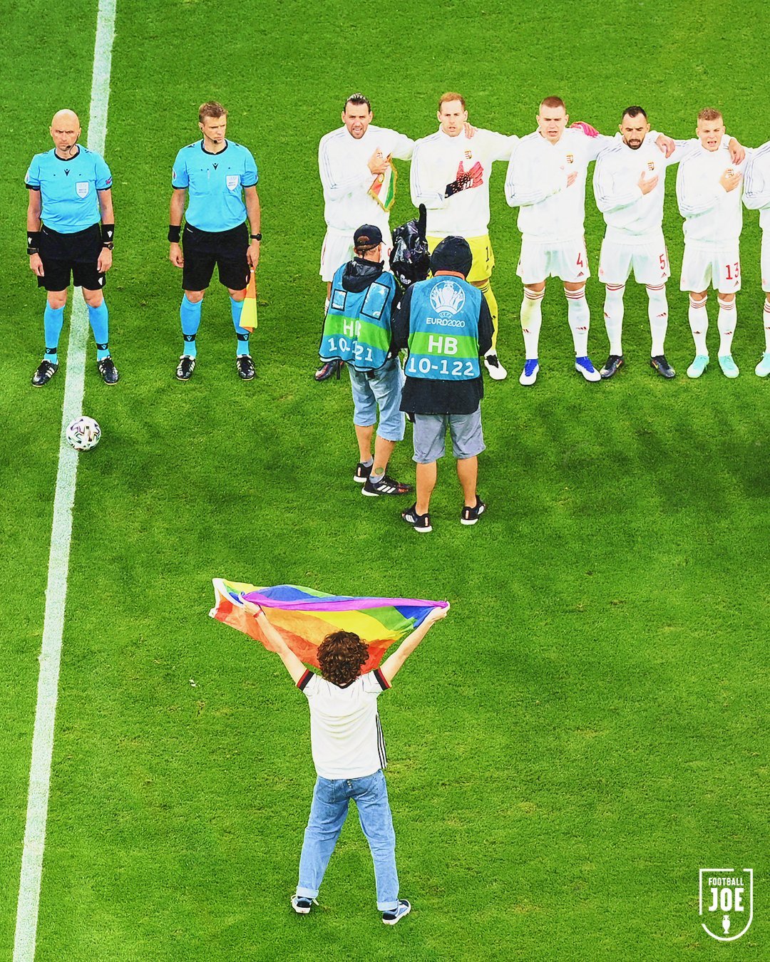 Un espontani va saltar a la gespa amb la bandera de l'arc de Sant Martí durant l'himne d'Hongria Un espontani va saltar a la gespa amb la bandera de l'arc de Sant Martí durant l'himne d'Hongria