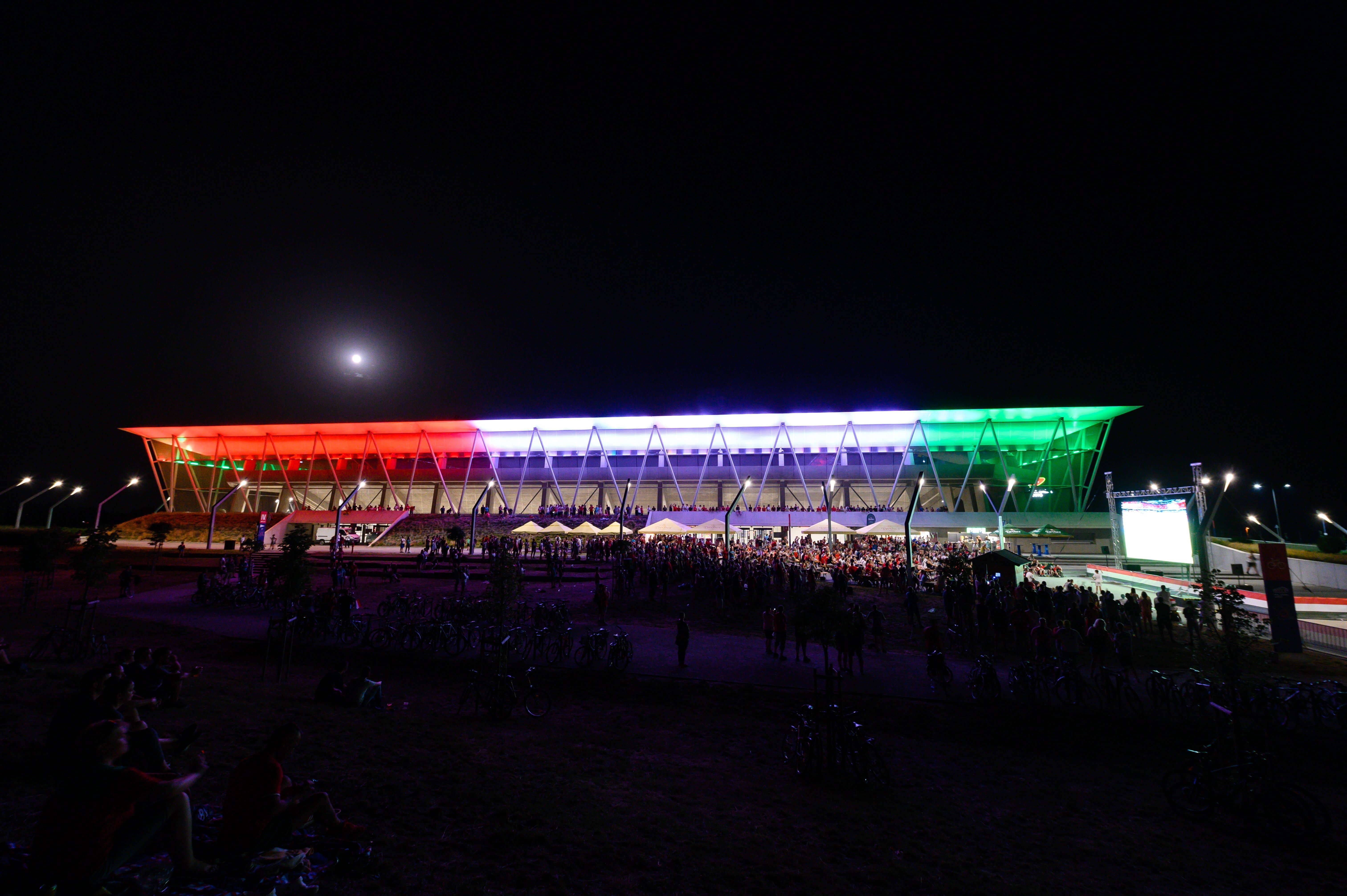 Hongria va respondre les crítiques il·luminant amb la seva bandera diversos monuments de Budapest