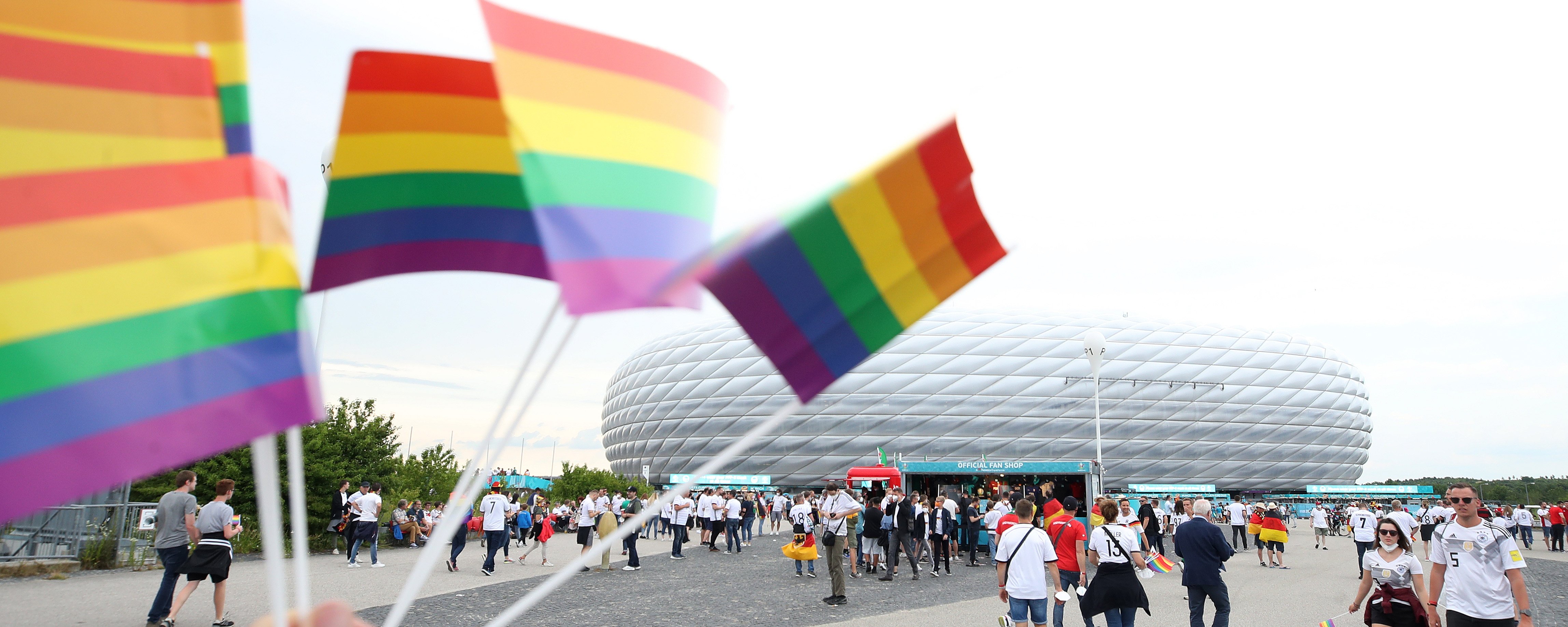 Retiran una bandera LGBT durante el República Txeca-Dinamarca de la Eurocopa