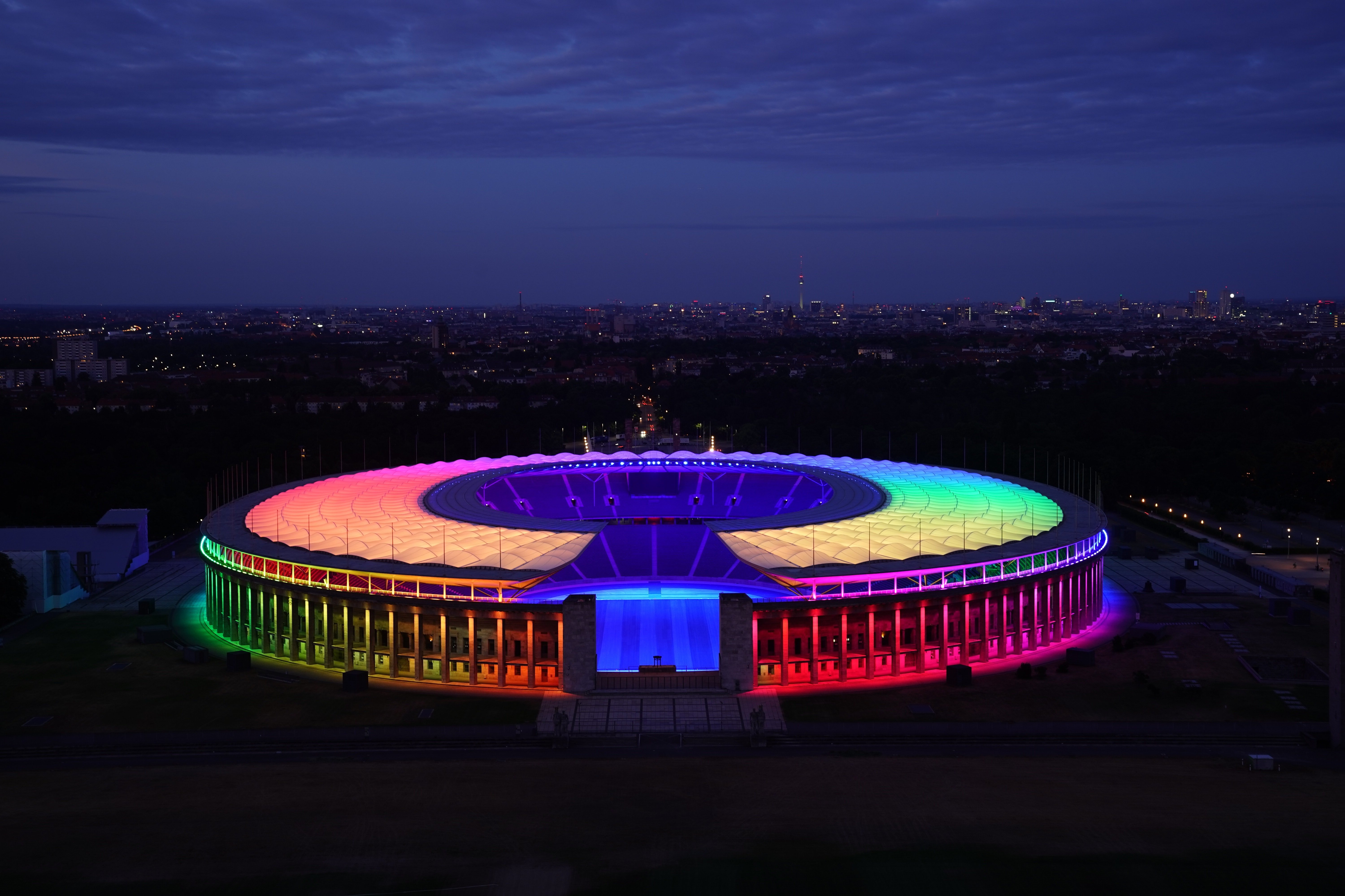 L'Estadi Olímpic de Berlín, il·luminat d'arc de Sant Martí durant l'Hongria-Alemanya