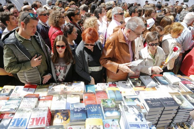 Expectació davant d'una parada de llibres / Sergi Alcàzar