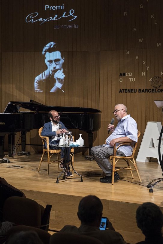 Àlvar Valls entrevistat per Joan Safont en motiu del lliurament del Premi Crexells/Chopo Foto cedides per l'Ateneu Barcelonès