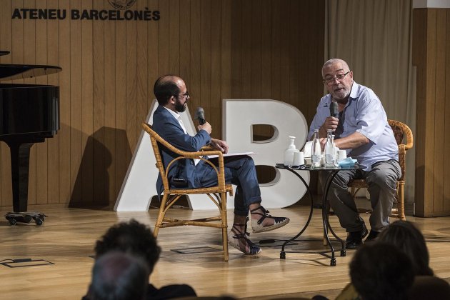 Àlvar Valls entrevistat per Joan Safont en motiu del lliurament del Premi Crexells/Chopo Foto cedides per l'Ateneu Barcelonès