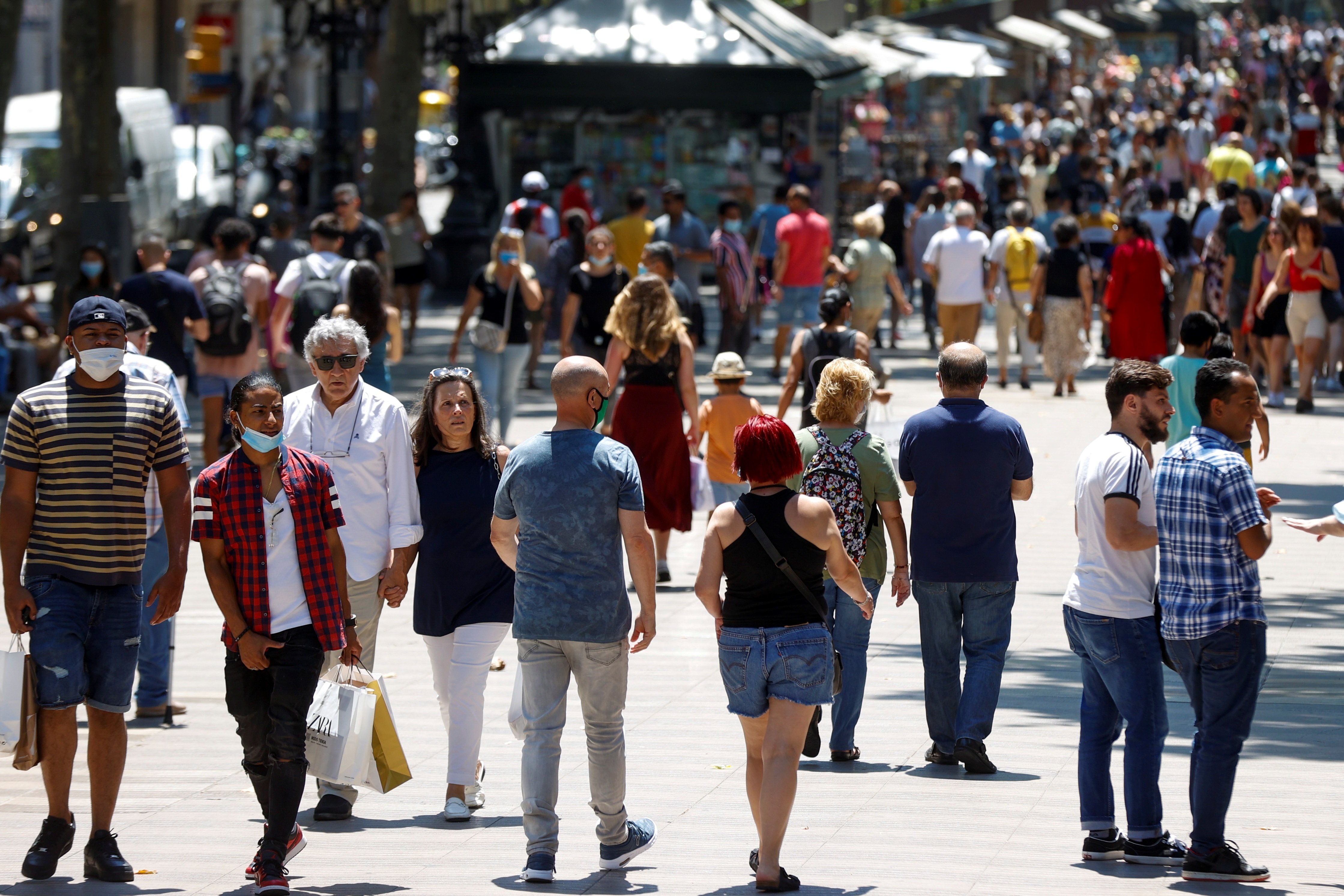 Barcelona duplica els contagis en una setmana per festes i viatges