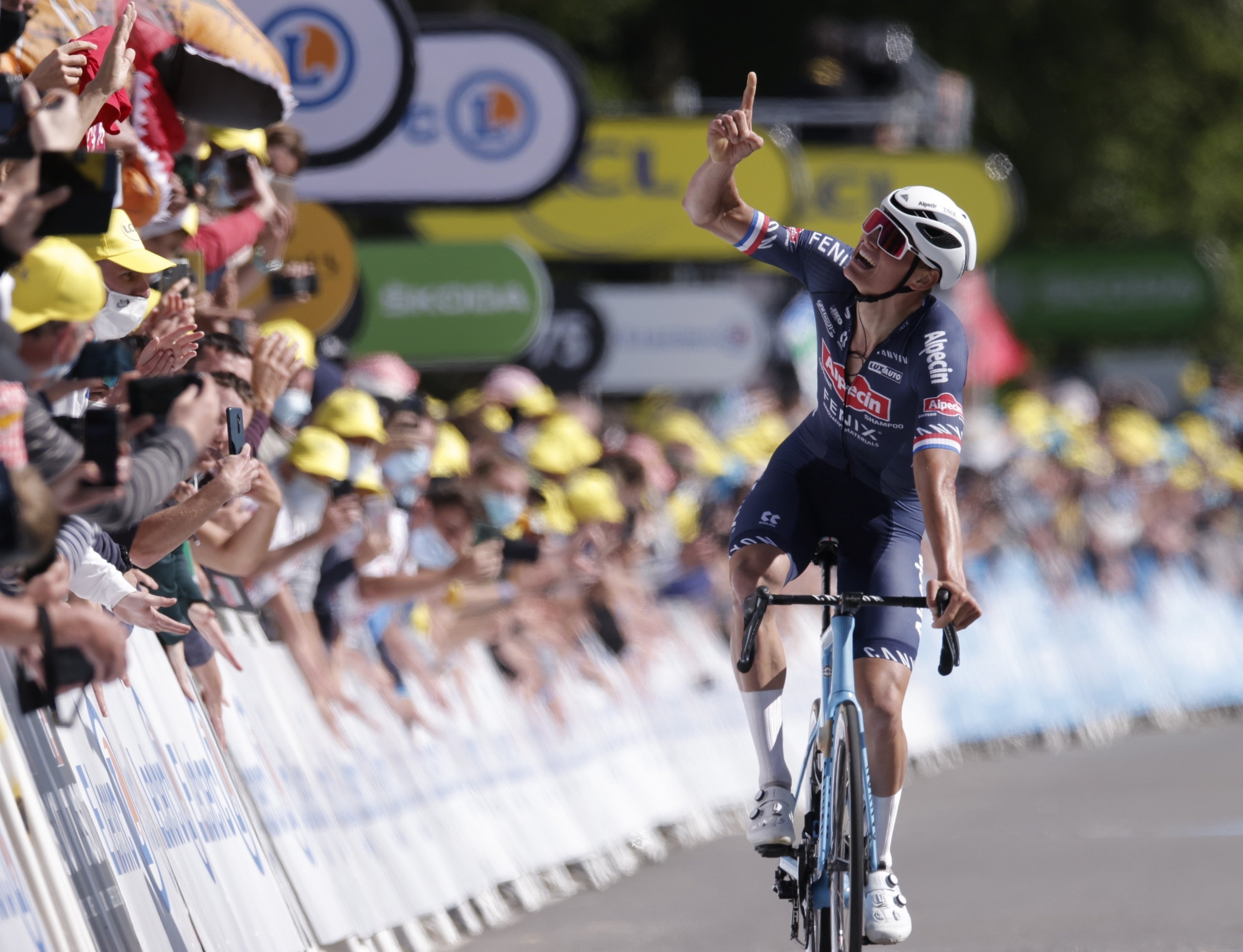 Van der Poel se exhibe en el Mûr-de-Bretagne y se viste de amarillo en el Tour