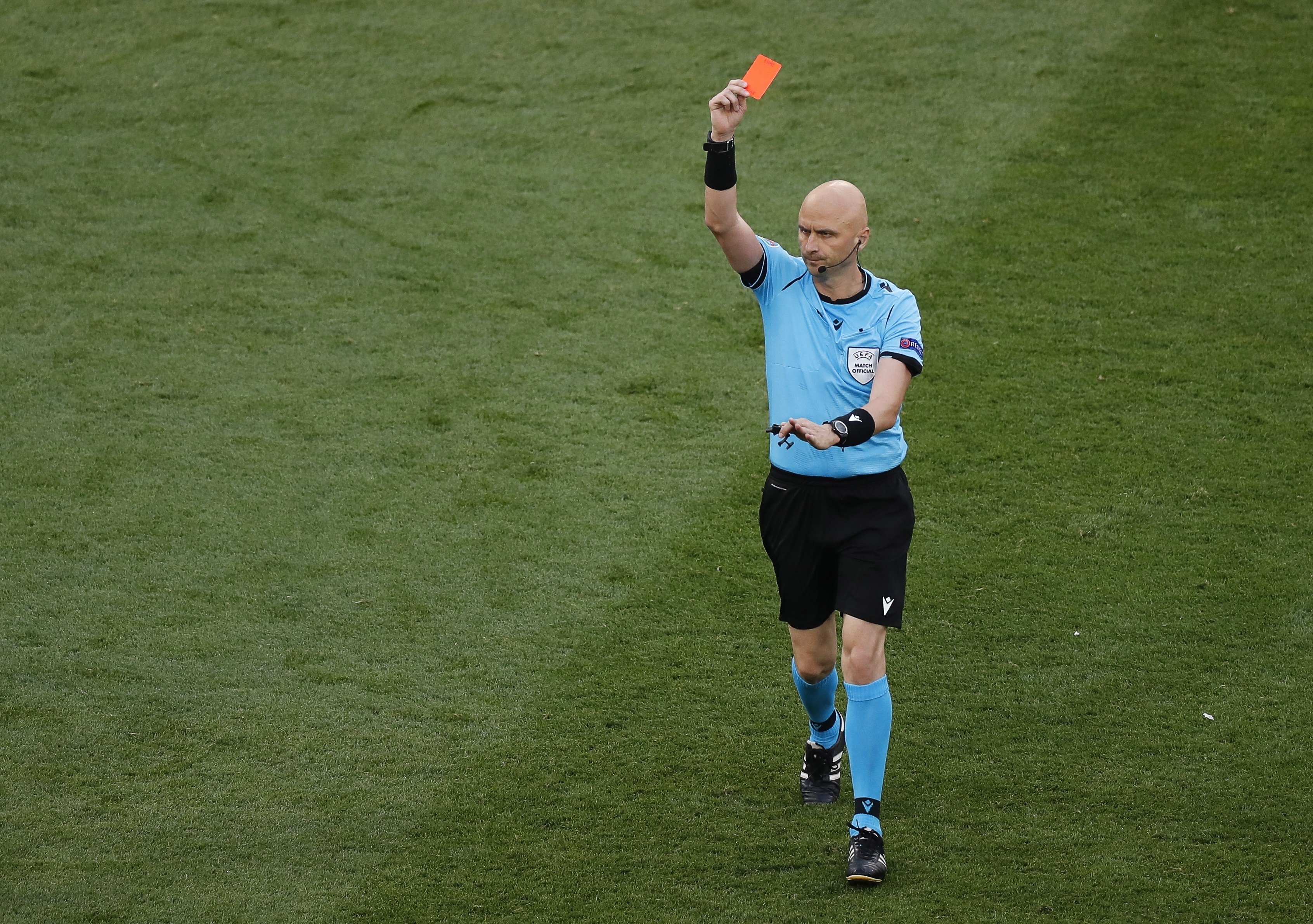 El árbitro Sergei Karasev expulsando a Matthijs de Ligt