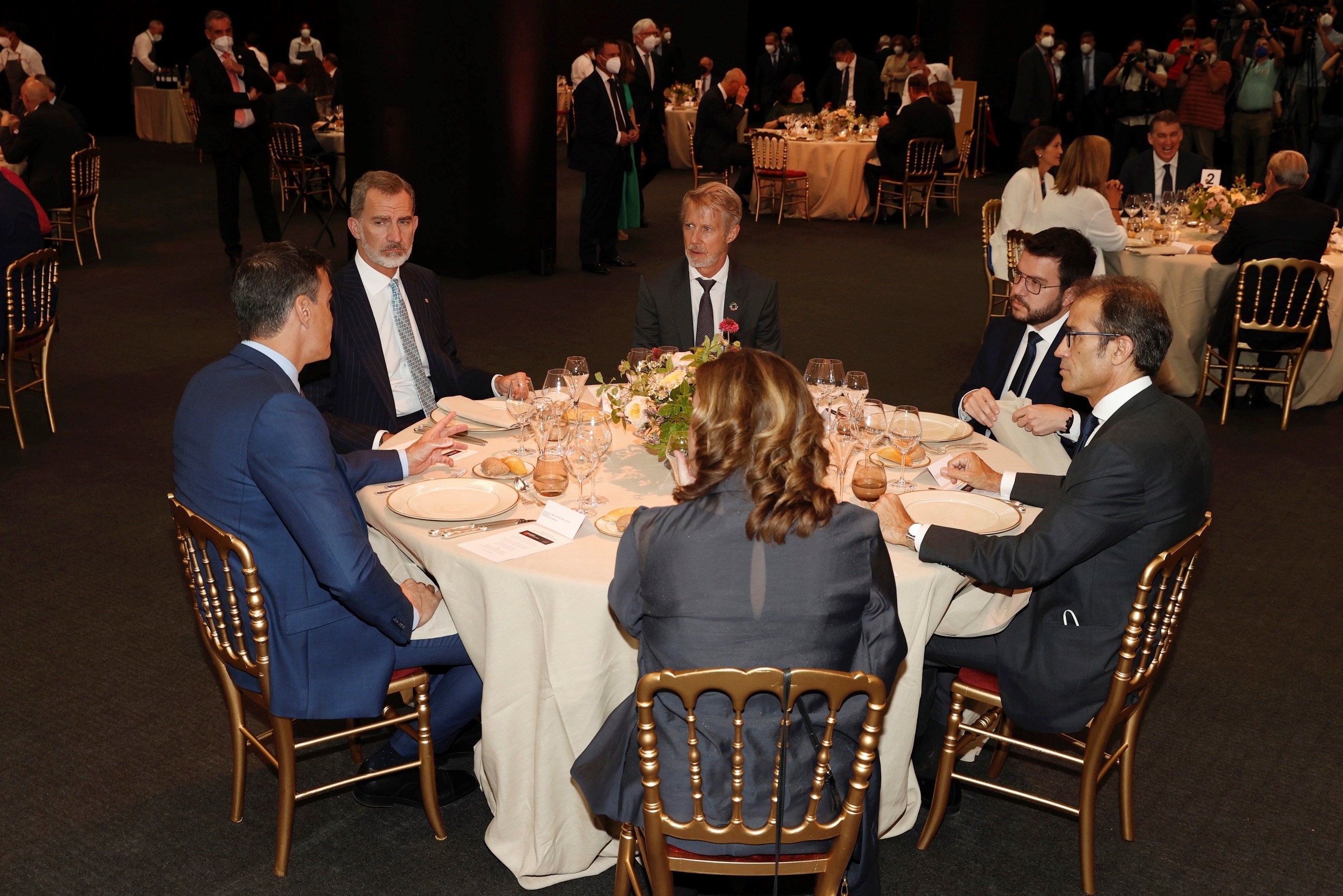 rei felip vi pere aragones ada colau pedro sanchez inauguracio taula mobile wolrd congress barcelona 2021 efe rei felip vi pere aragones ada colau pedro sanchez inauguracio taula mobile wolrd congress barcelona 2021 efe