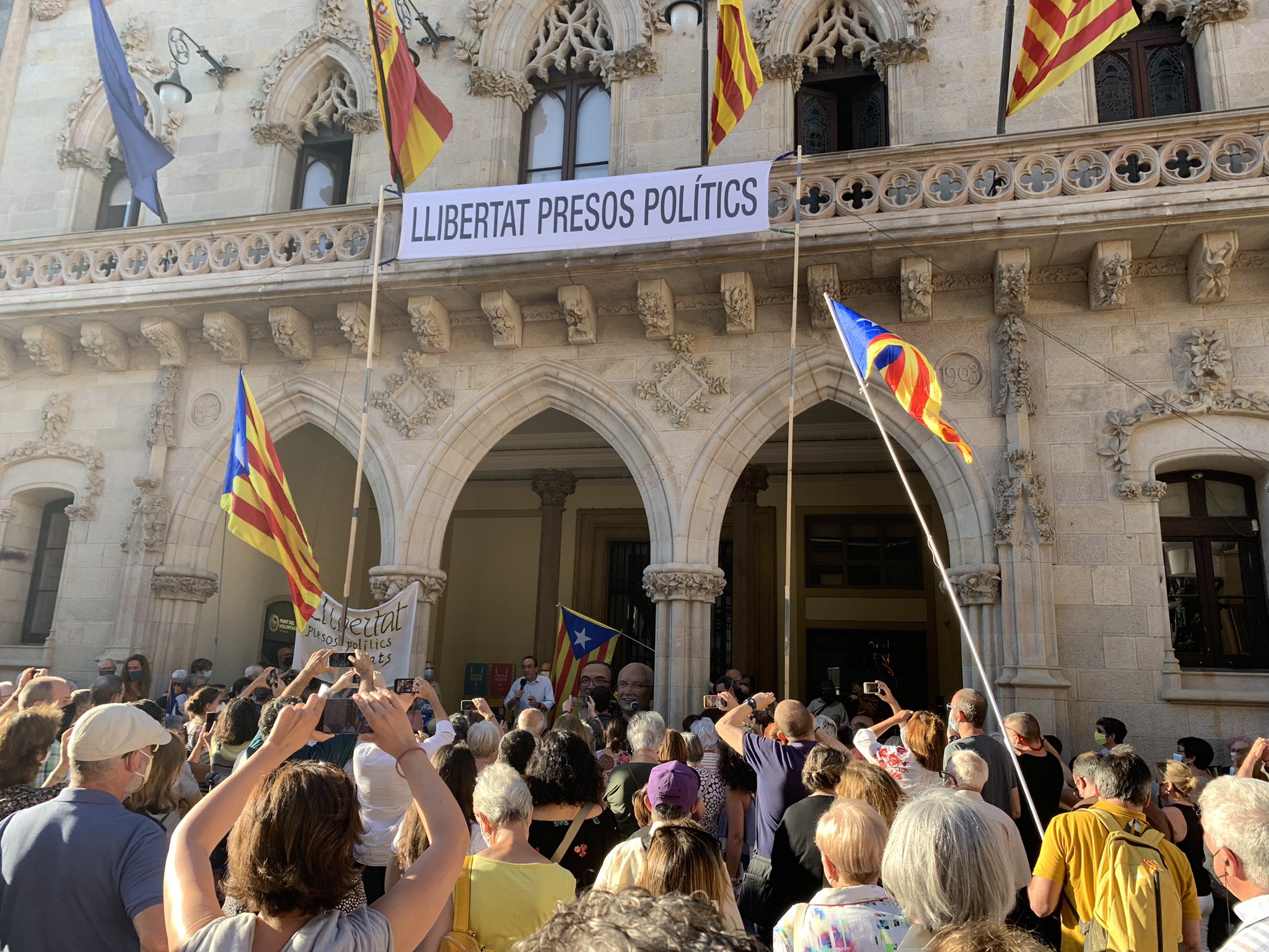 Recibimiento multitudinario de Rull en Terrassa: "El mandato del 1-O es vigente"