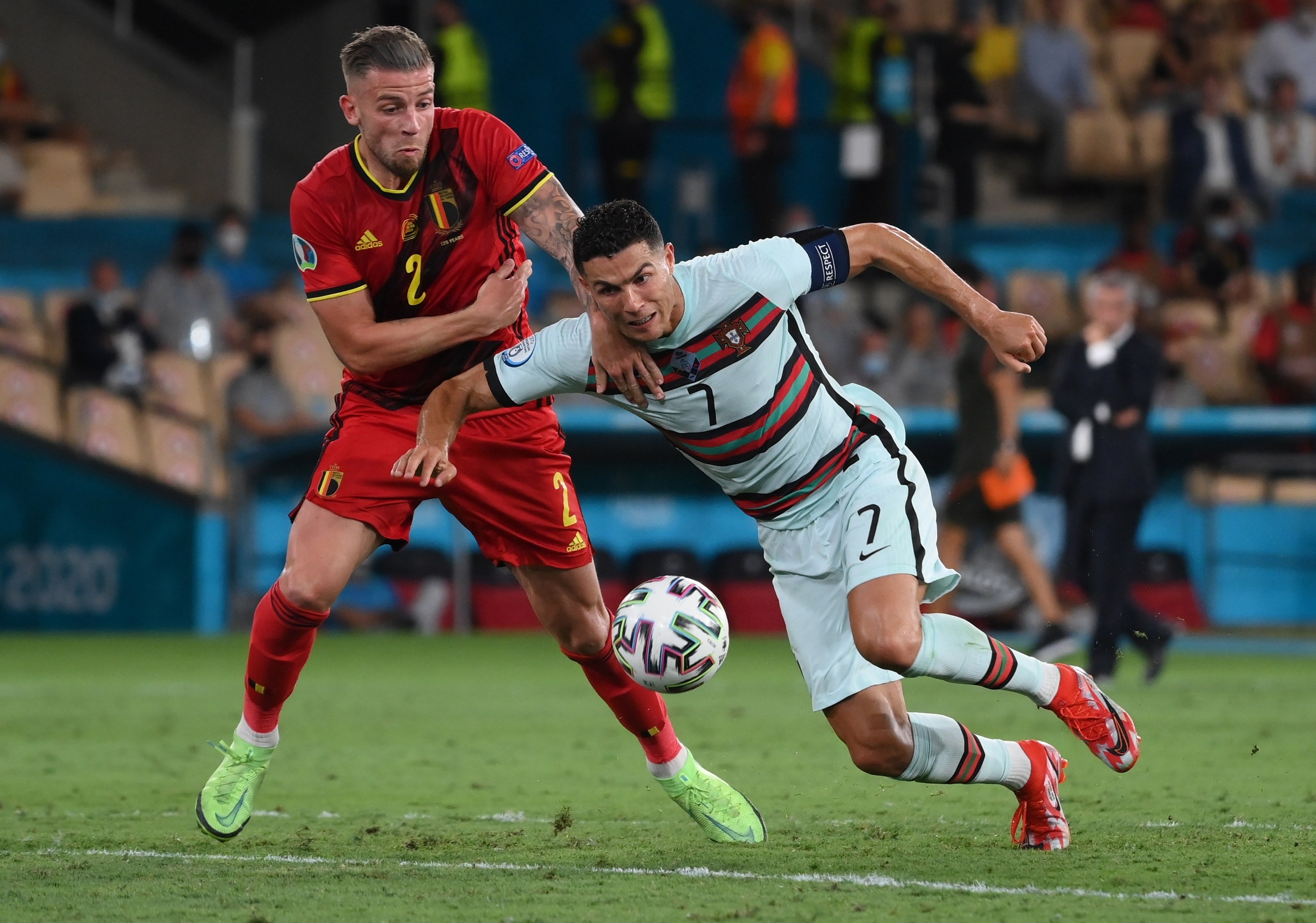 Cristiano Ronaldo cayendo ante Toby Alderweireld