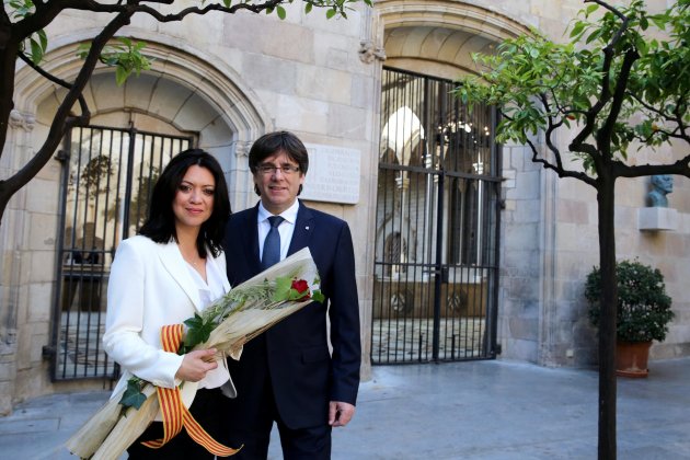 Puigdemont regala rosa a la seva esposa   acn
