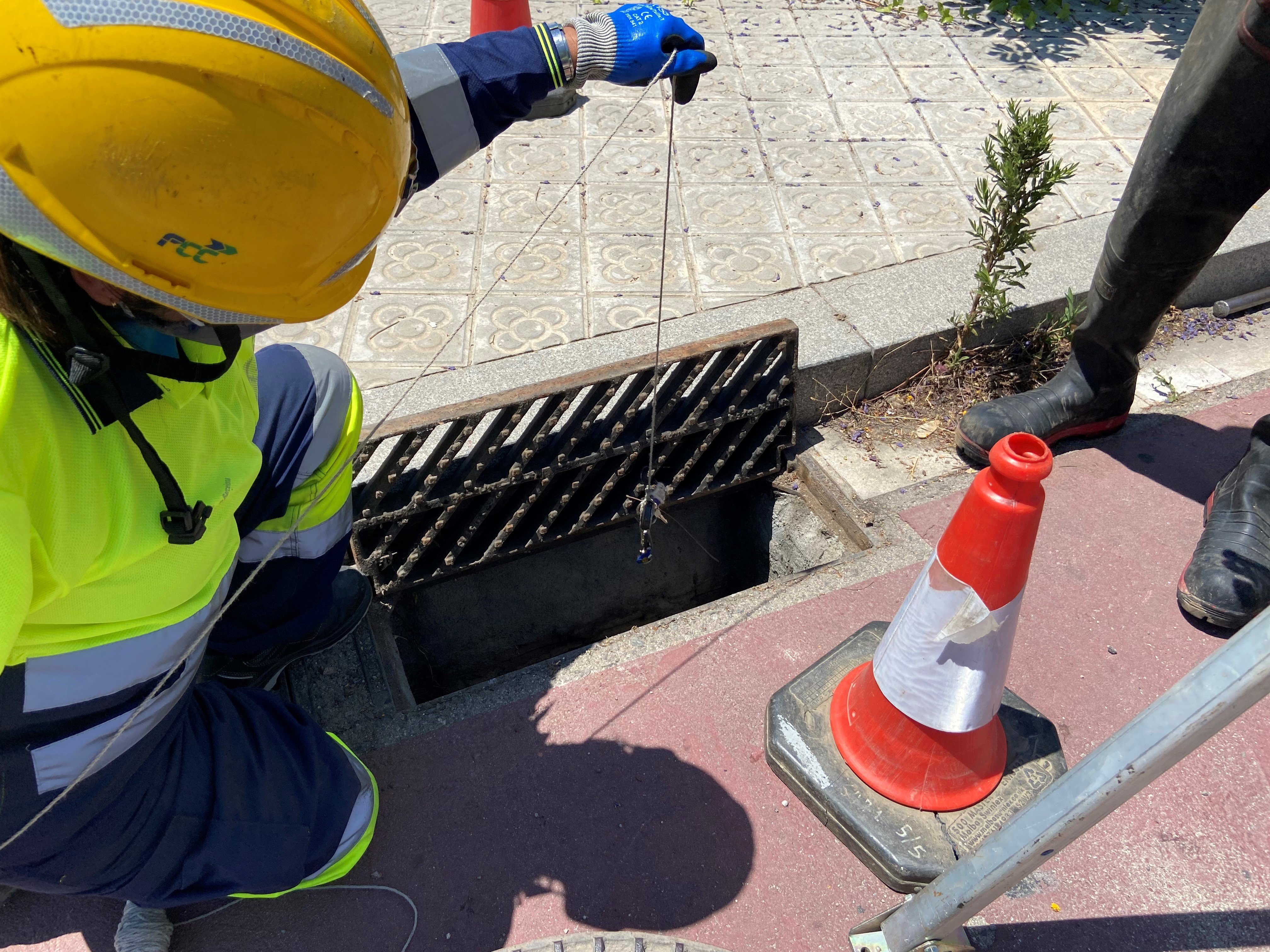 La brigada municipal que extreu objectes del clavegueram