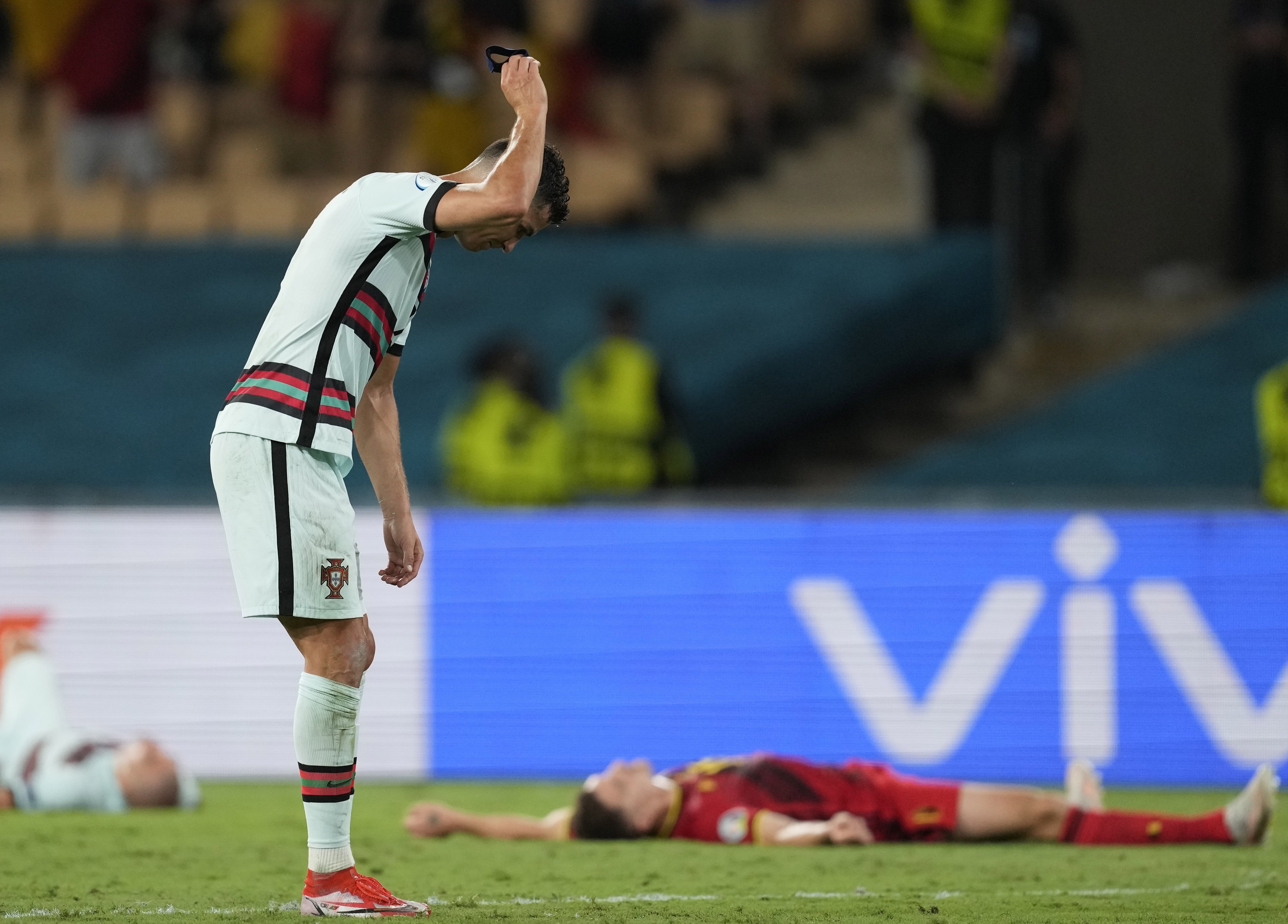 Ronaldo tiró y chutó el brazalete de capitán después de caer eliminado