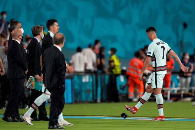 Cristiano Ronaldo chuta brazalete capitán Portugal Eurocopa