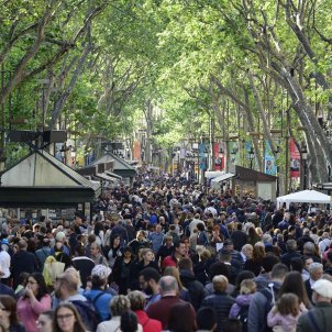 Molta gent a Barcelona Sant Jordi 2017   Laura Gómez