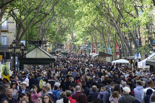 Molta gent a Barcelona Sant Jordi 2017   Laura Gómez