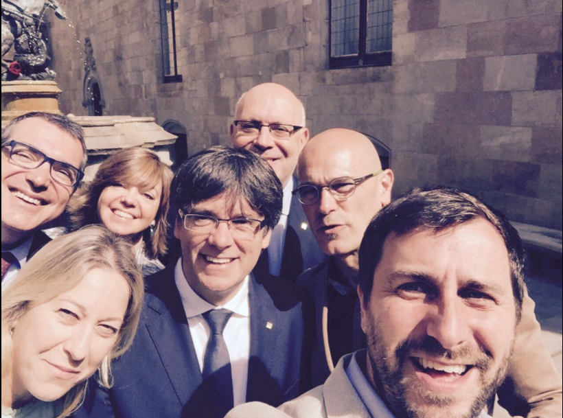 El 'selfie' del Govern por Sant Jordi: "unidos y combativos"