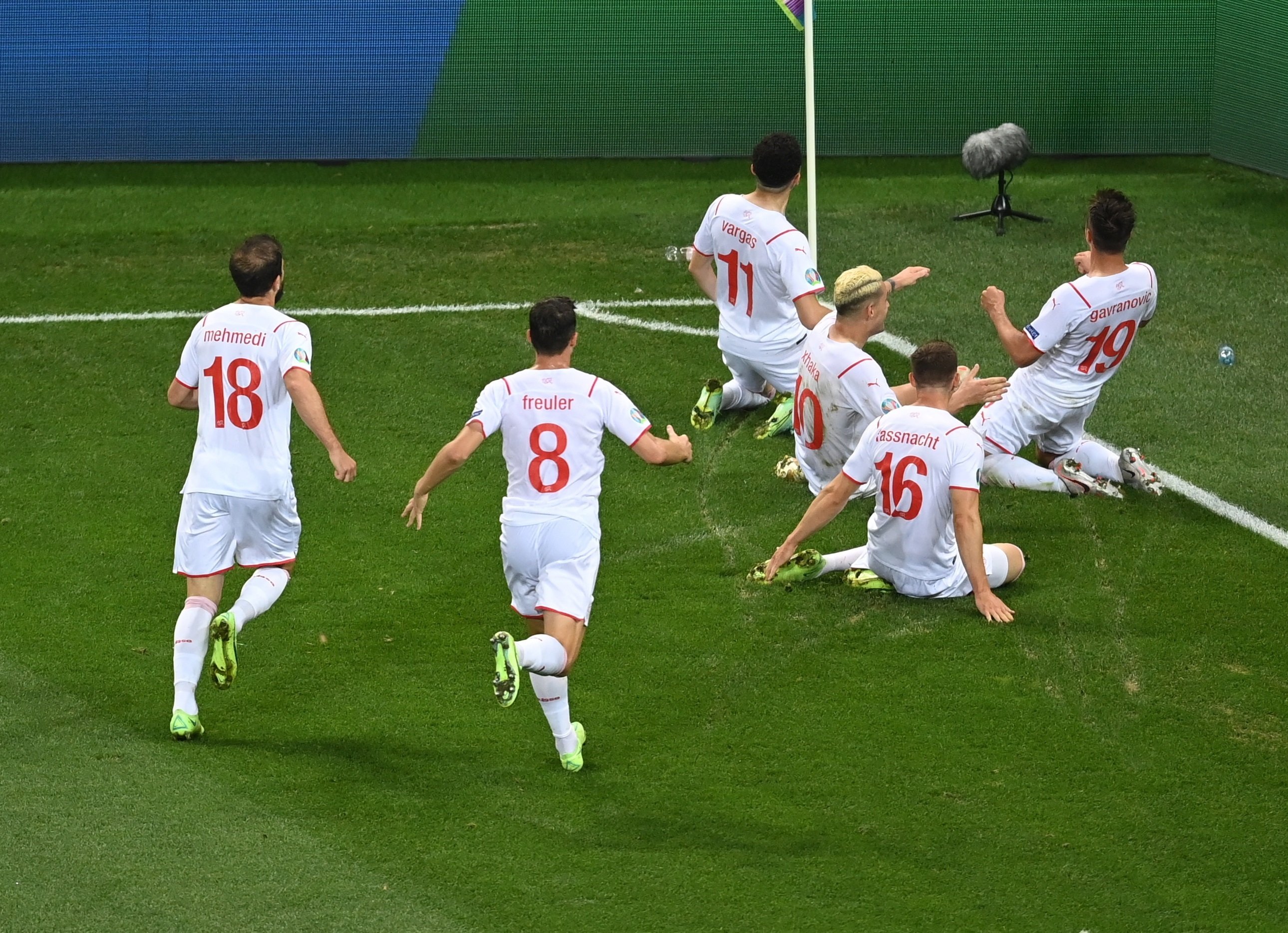 Els jugadors de Suïssa celebrant la remuntada