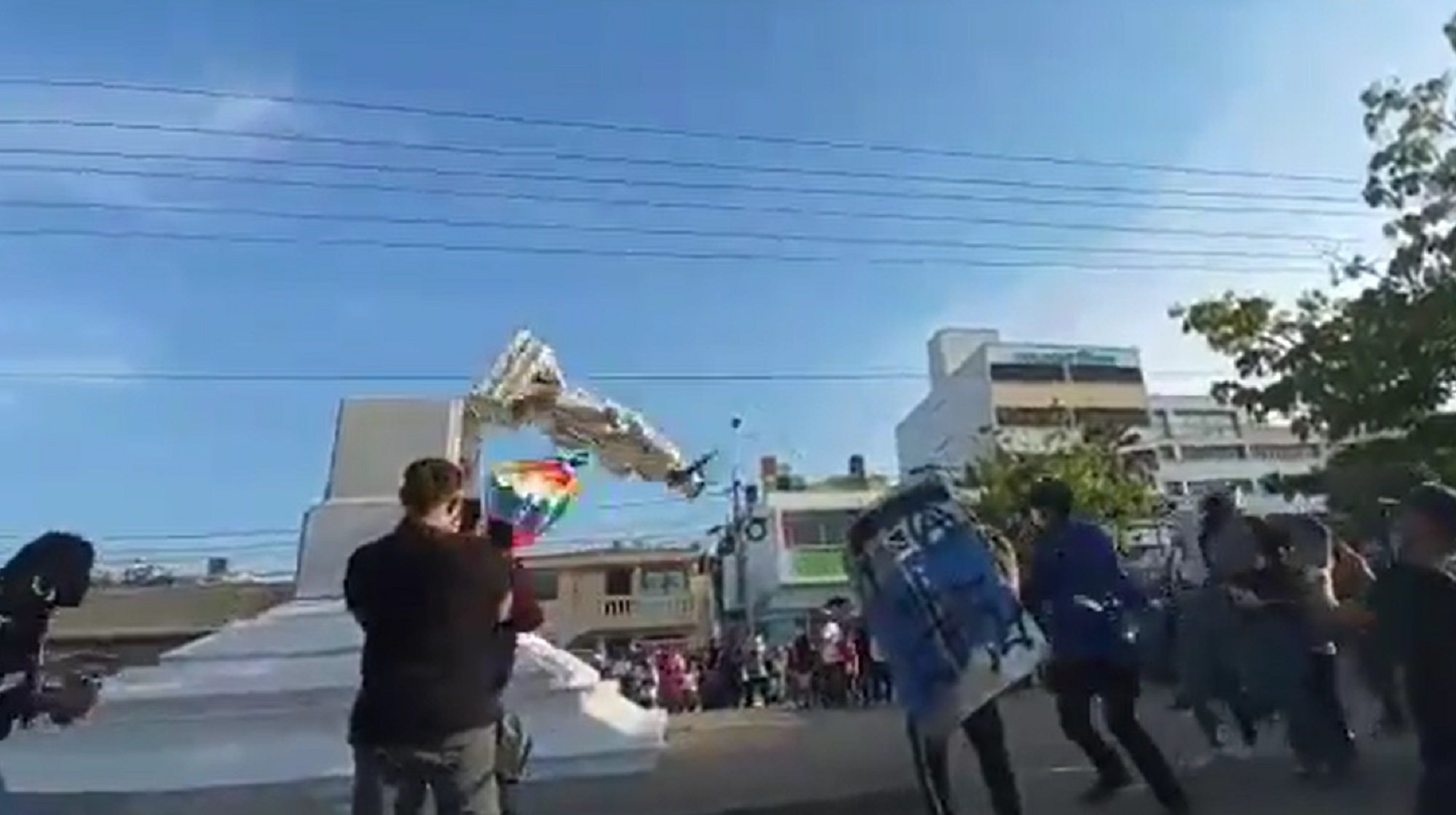 Derriban una estatua de Colón en Barranquilla al grito de "asesino"