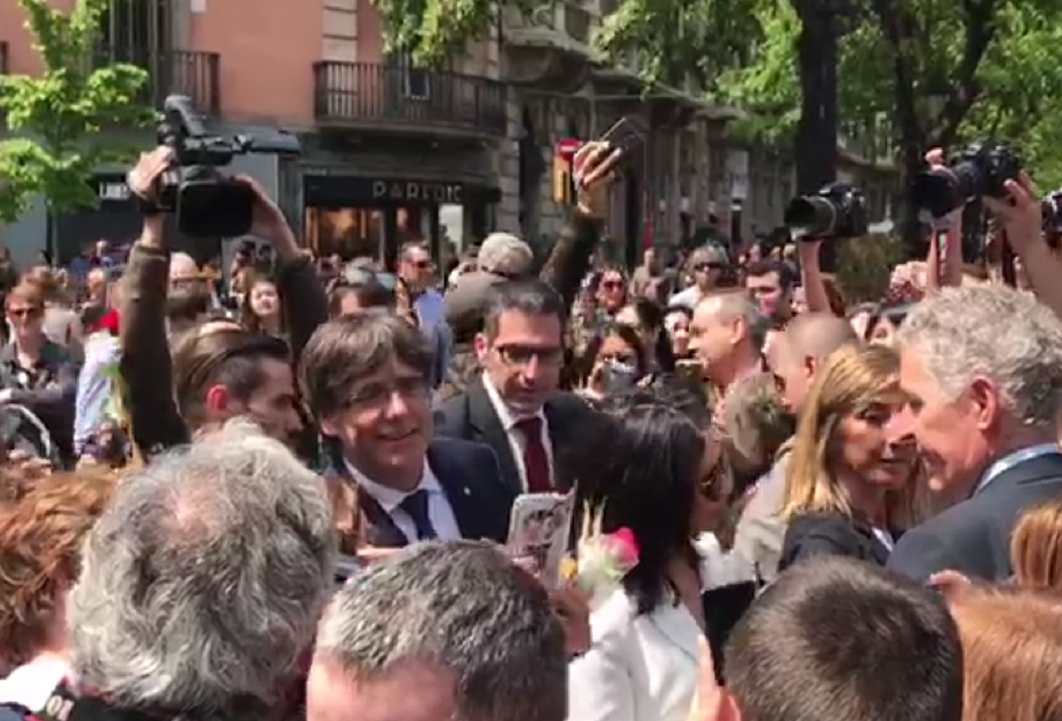 [VÍDEO] Bany de masses de Puigdemont a Rambla Catalunya