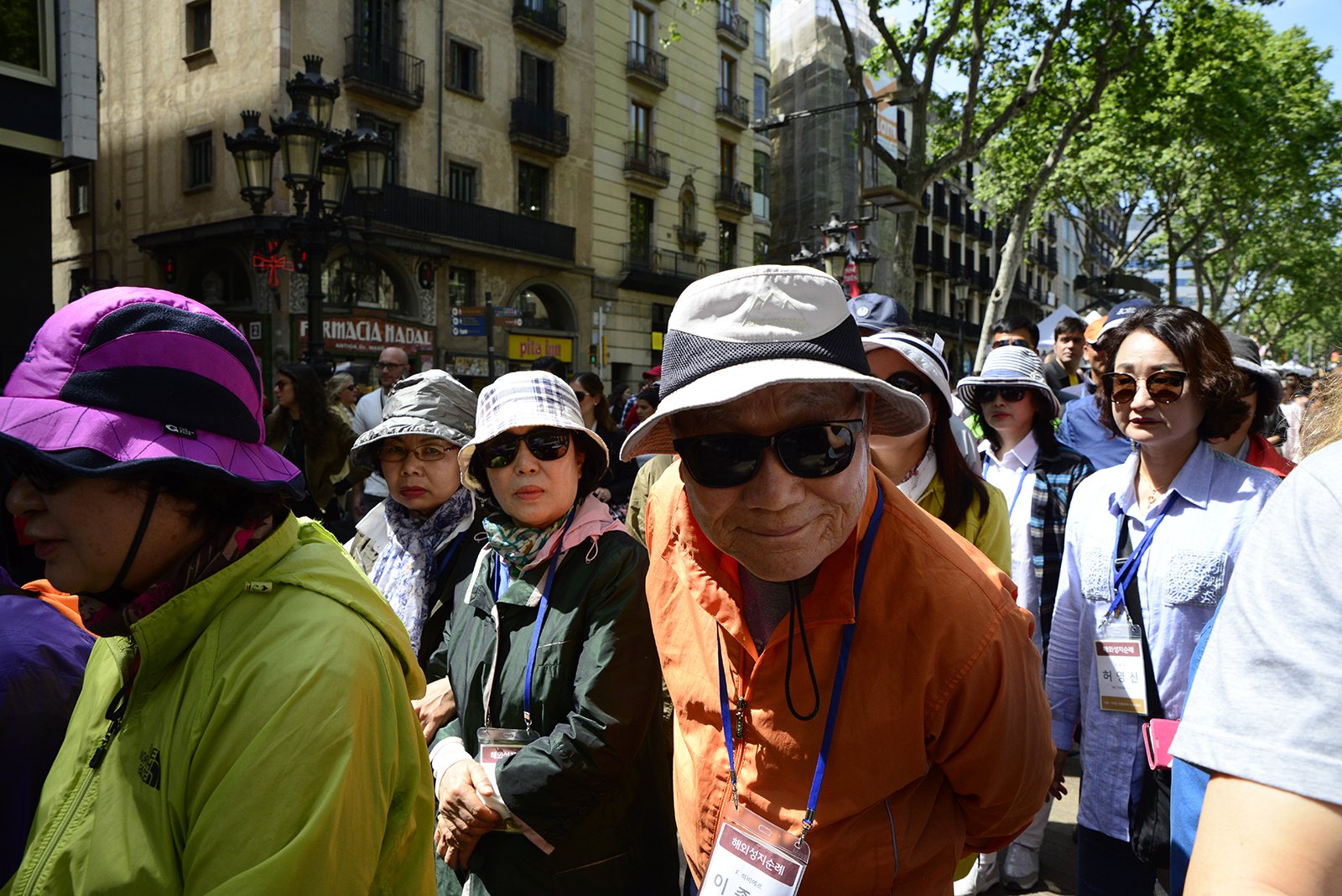 La massificació turística complica el Sant Jordi a la Rambla