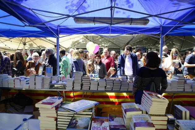 Paradas de libros en Rambla Catalunya. Laura Gómez