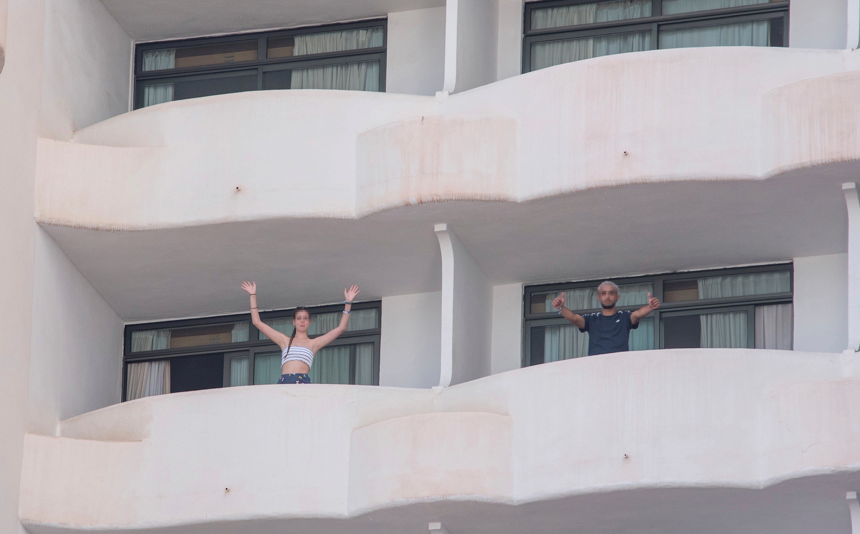 La policía interviene en el hotel de Palma donde hay estudiantes confinados
