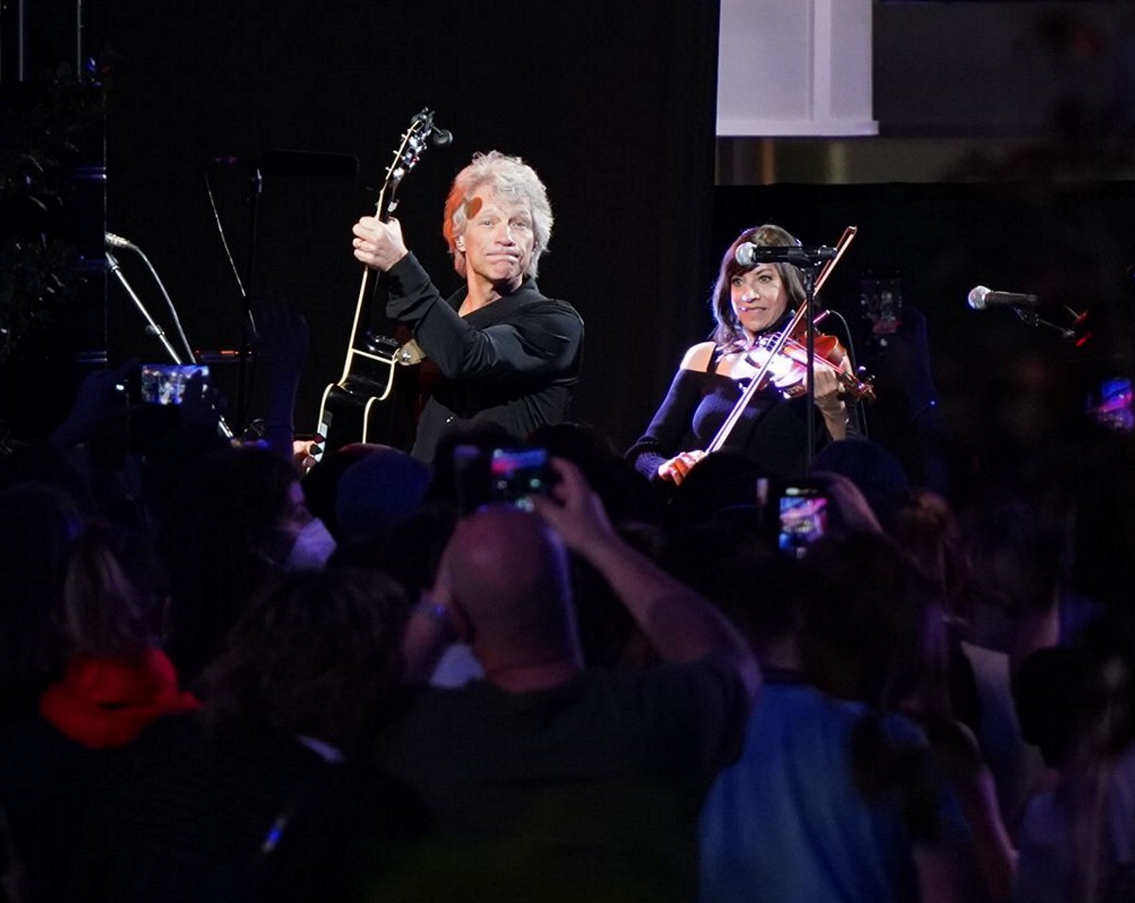 Si et trobes Bon Jovi fent-se 'selfies' a la Font Màgica de Montjuïc, sí, és ell