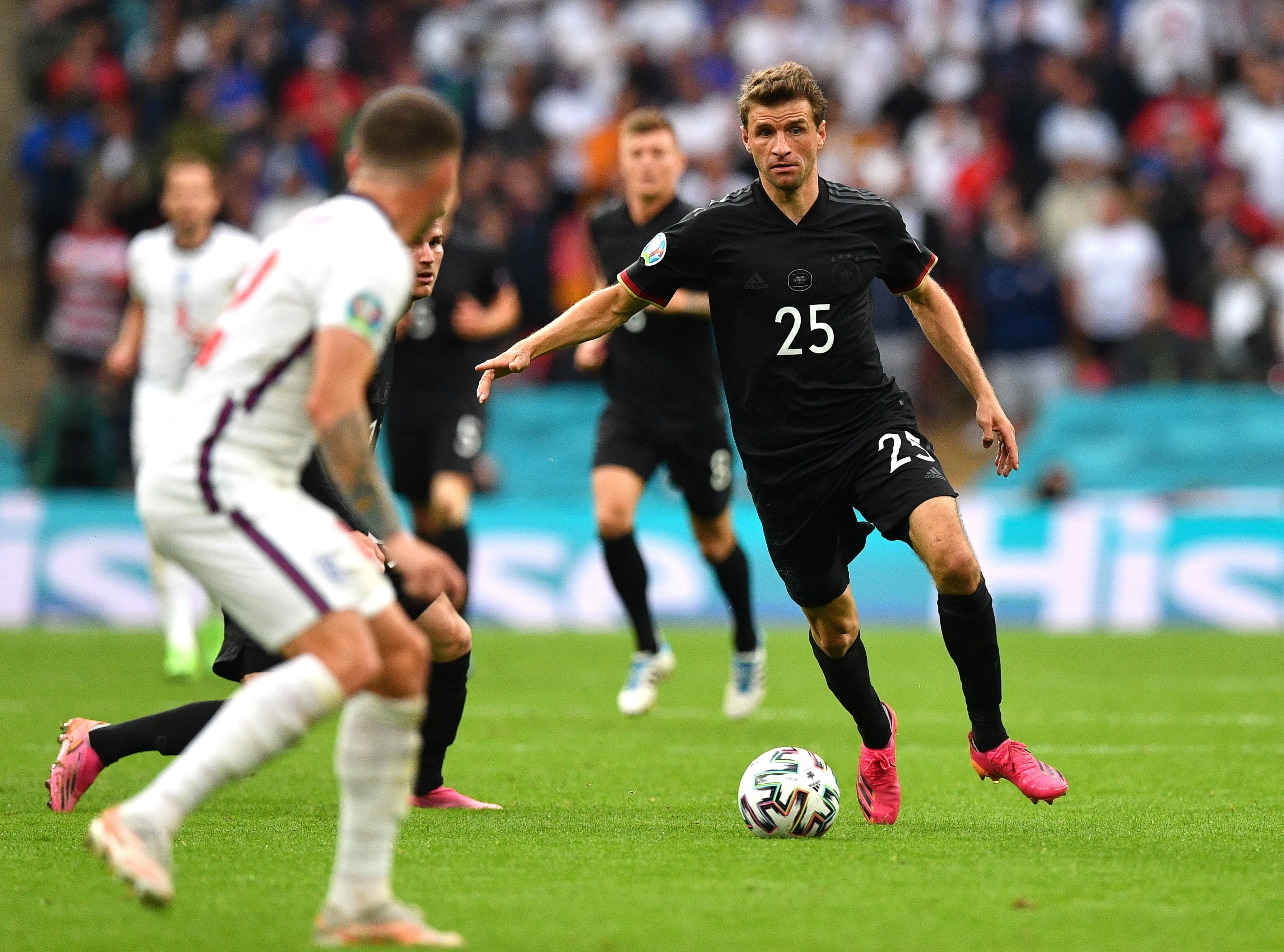 Thomas Müller jugant la pilota contra Anglaterra