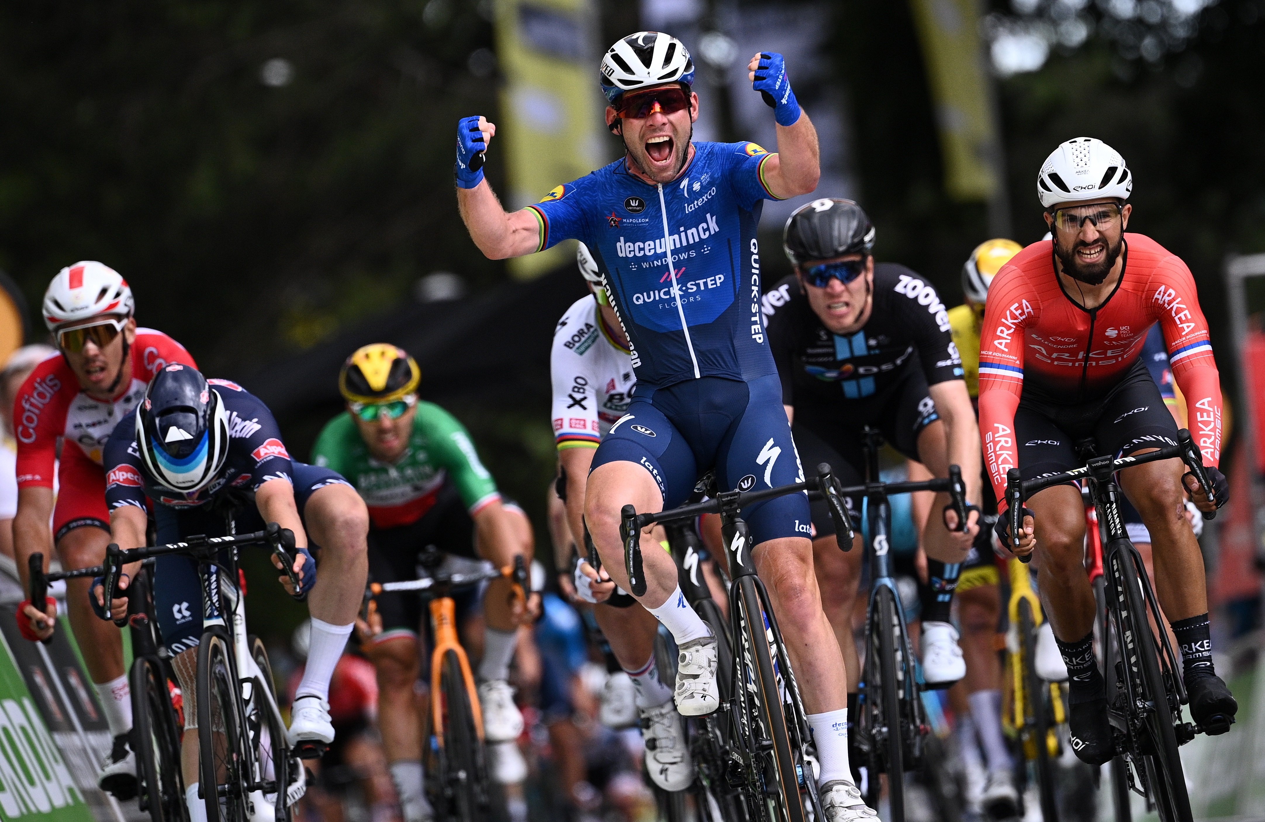 Victòria emotiva de Cavendish en l'etapa més reivindicativa del Tour