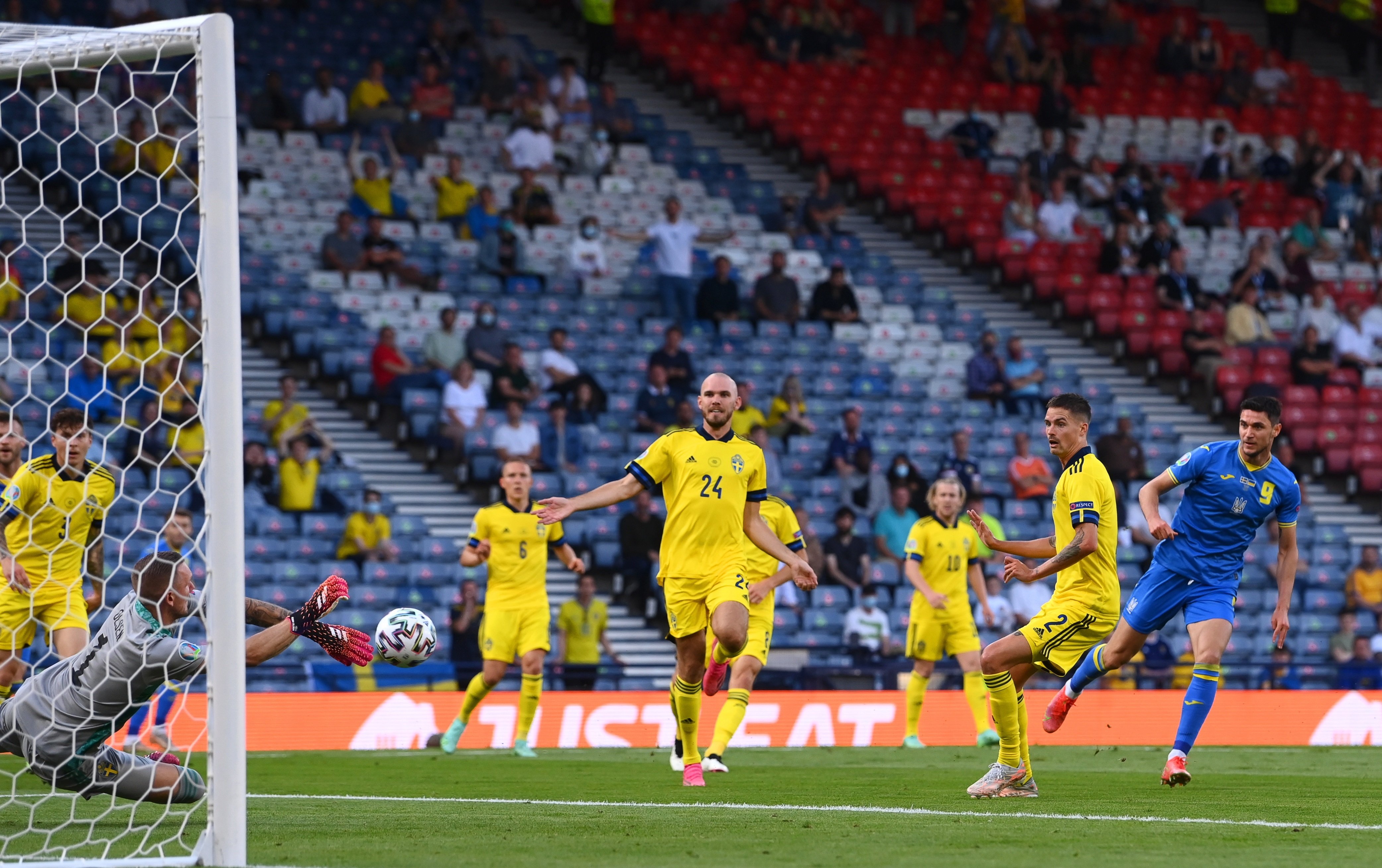 Robin Olsen aturant un xut de Roman Yaremchuk