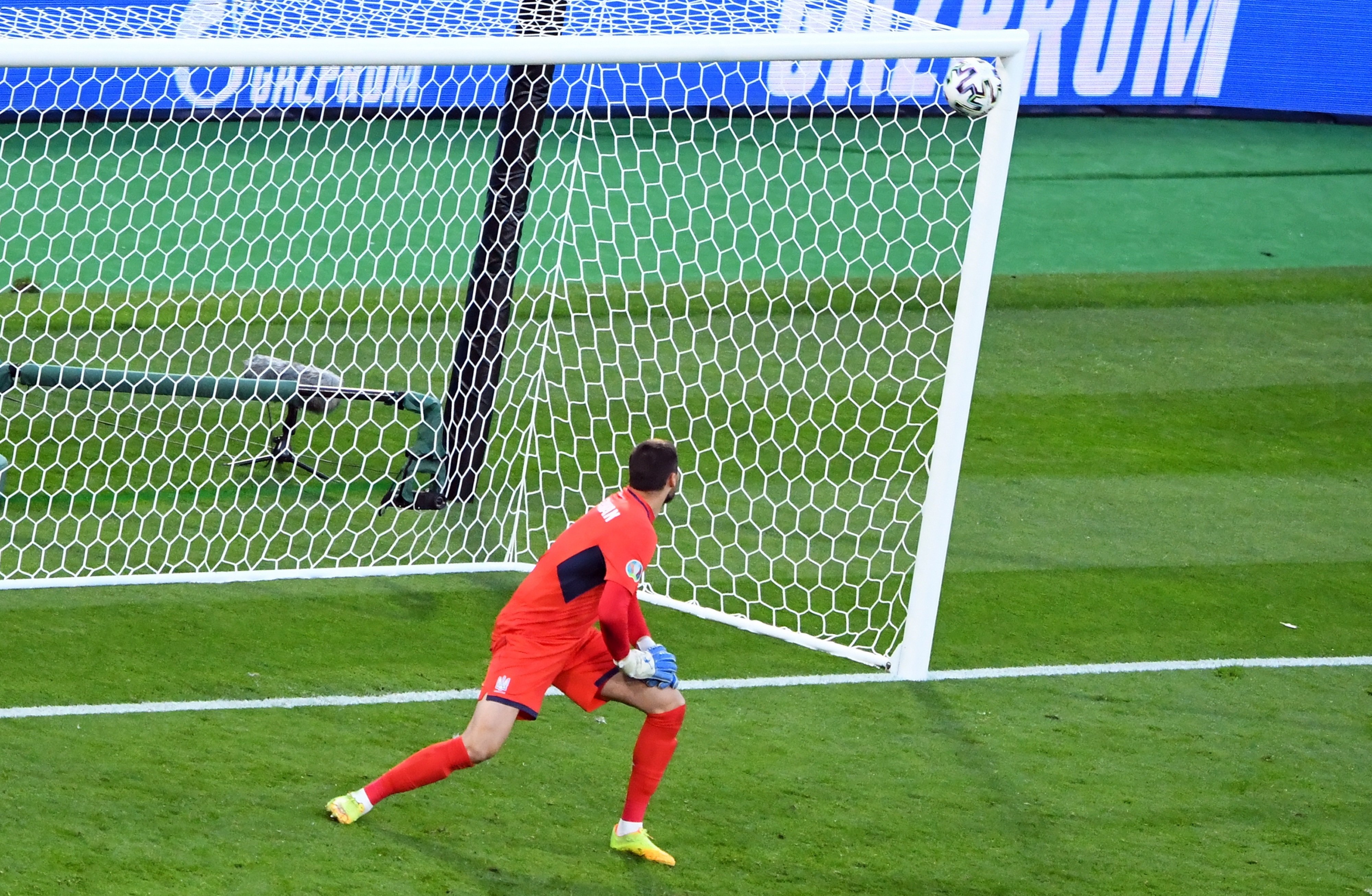 El porter d'Ucraïna veient com la pilota toca el travesser