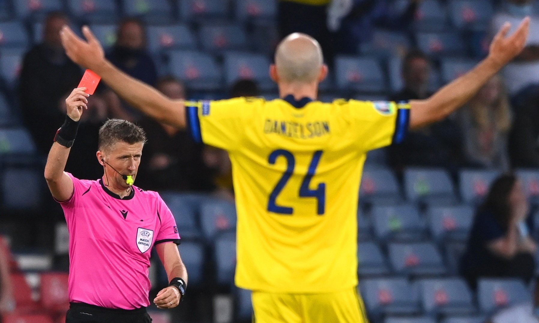 L'àrbitre expulsant el suec Marcus Danielsson
