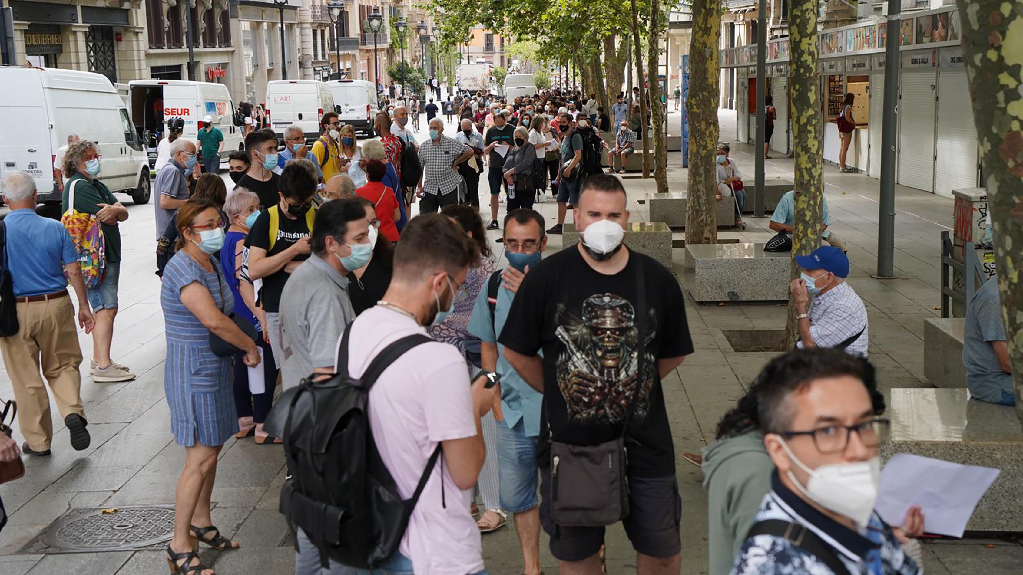 Horas de cola por 20€: locura en Barcelona para cambiar pesetas el último día