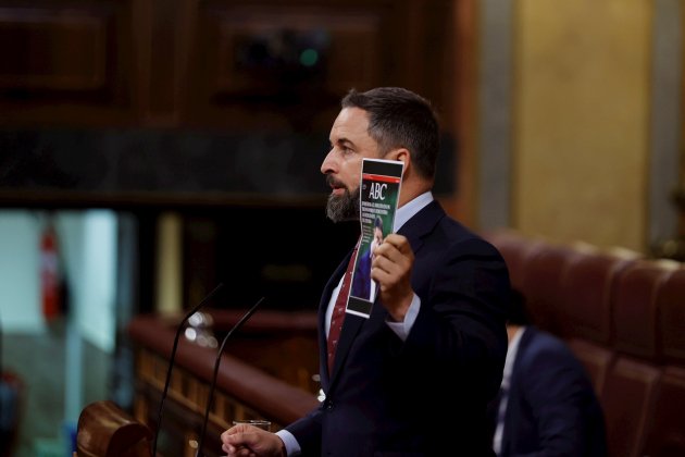 Pedro Sánchez, congreso, comparecencia, indultos, el líder de VOX, Santiago Abascal con una portada del ABC en mano   EFE