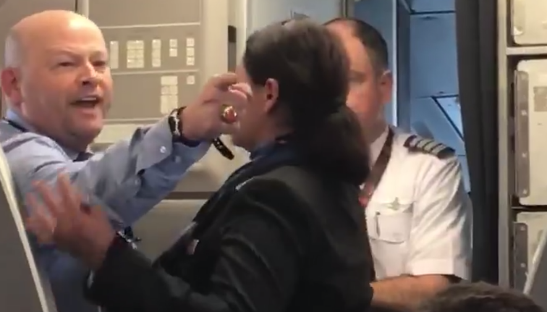 VÍDEO: L'agressivitat d'un treballador d'American Airlines contra una mare