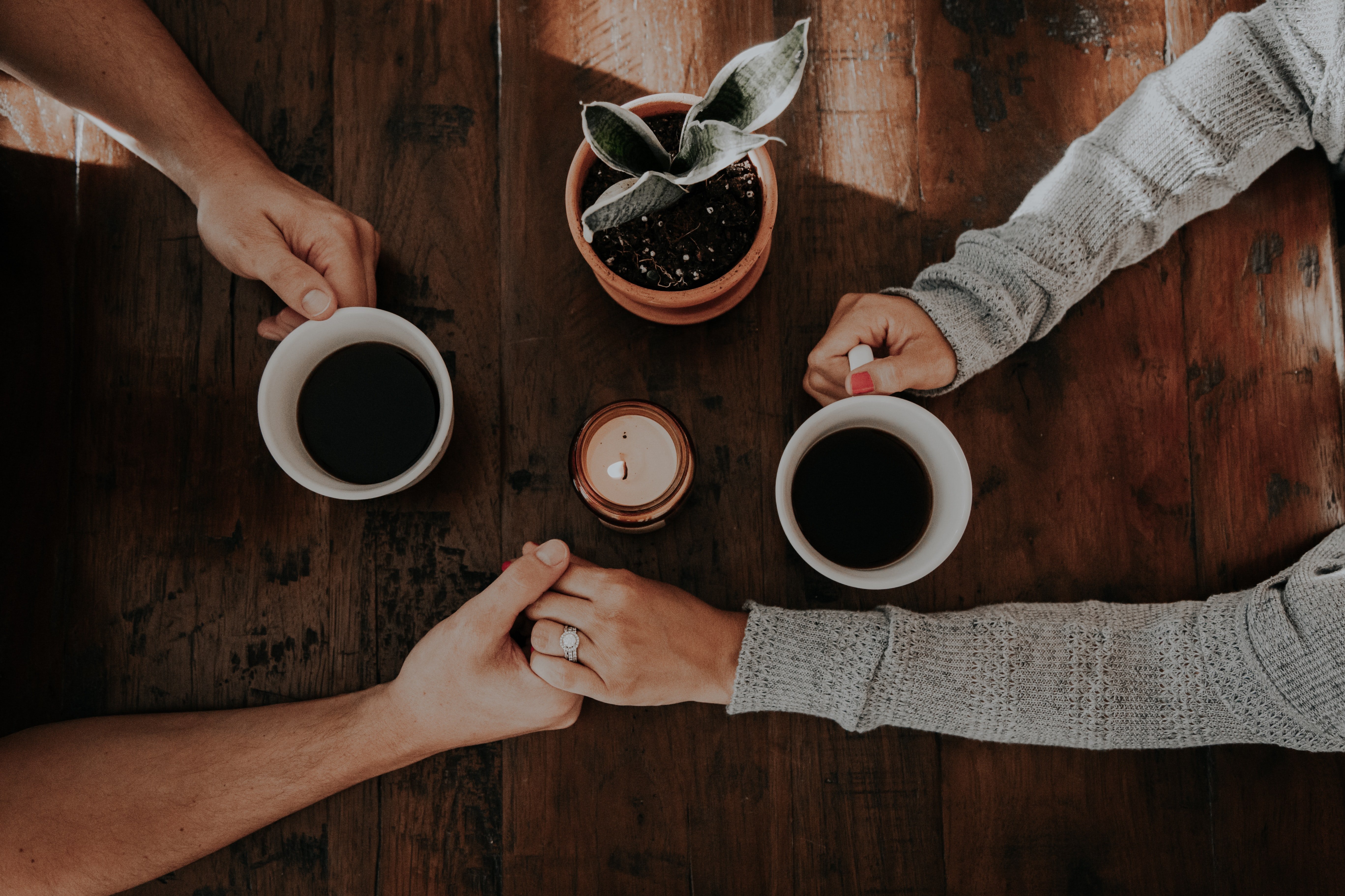 Pareja tomando café