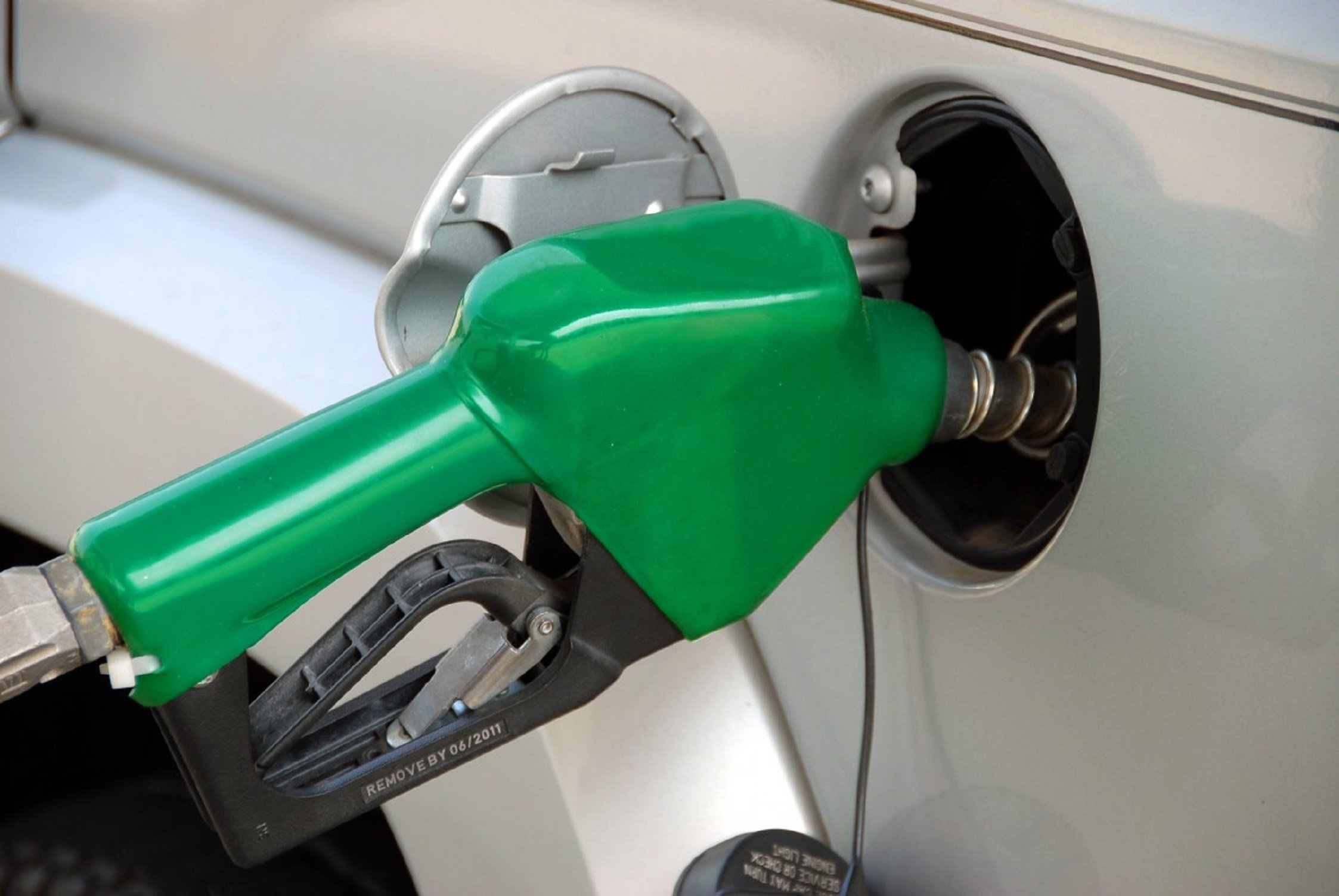 França sí que pren mesures: rebaixa 15 cèntims cada litre de benzina