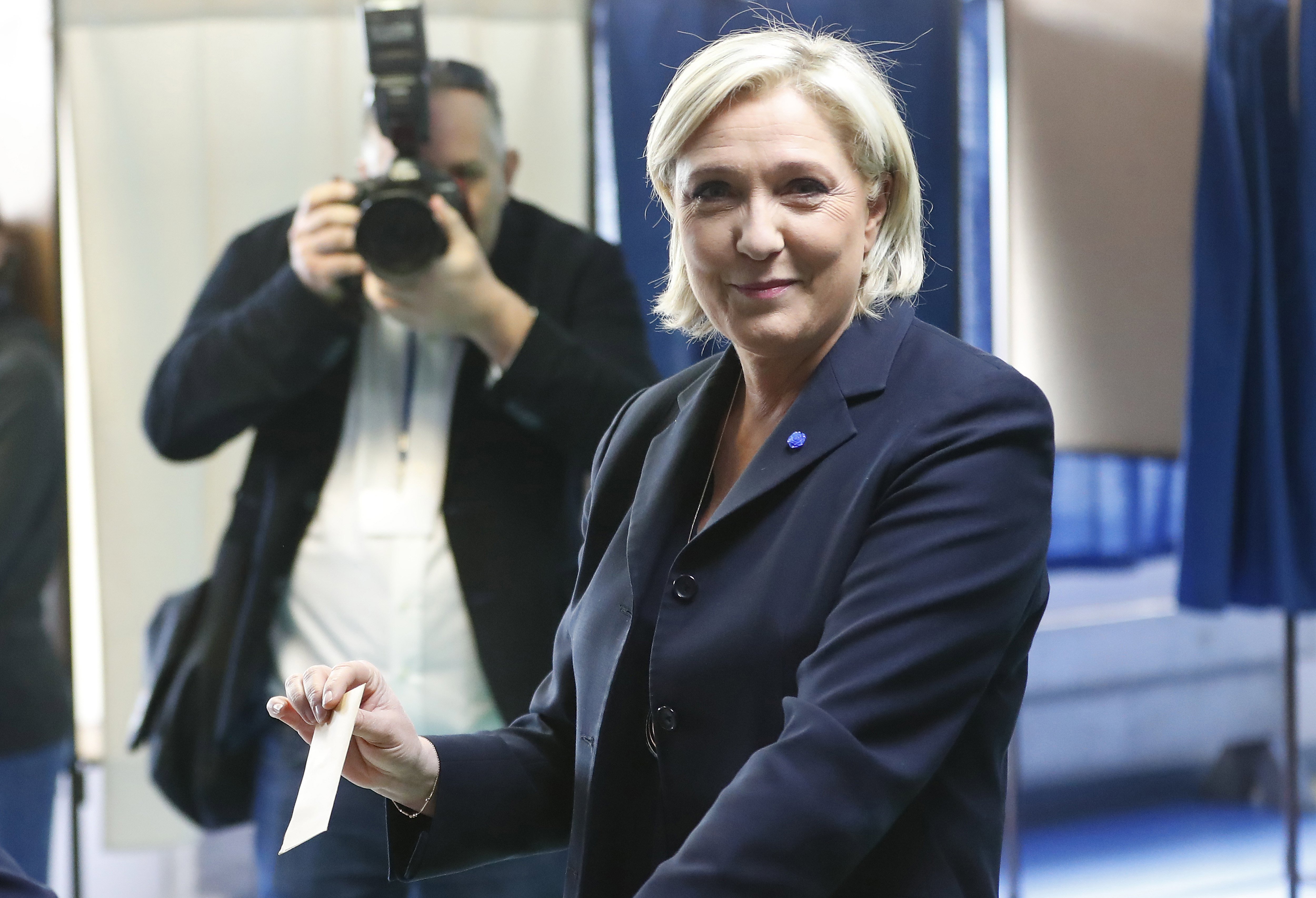 França: Le Pen encapçala l'escrutini