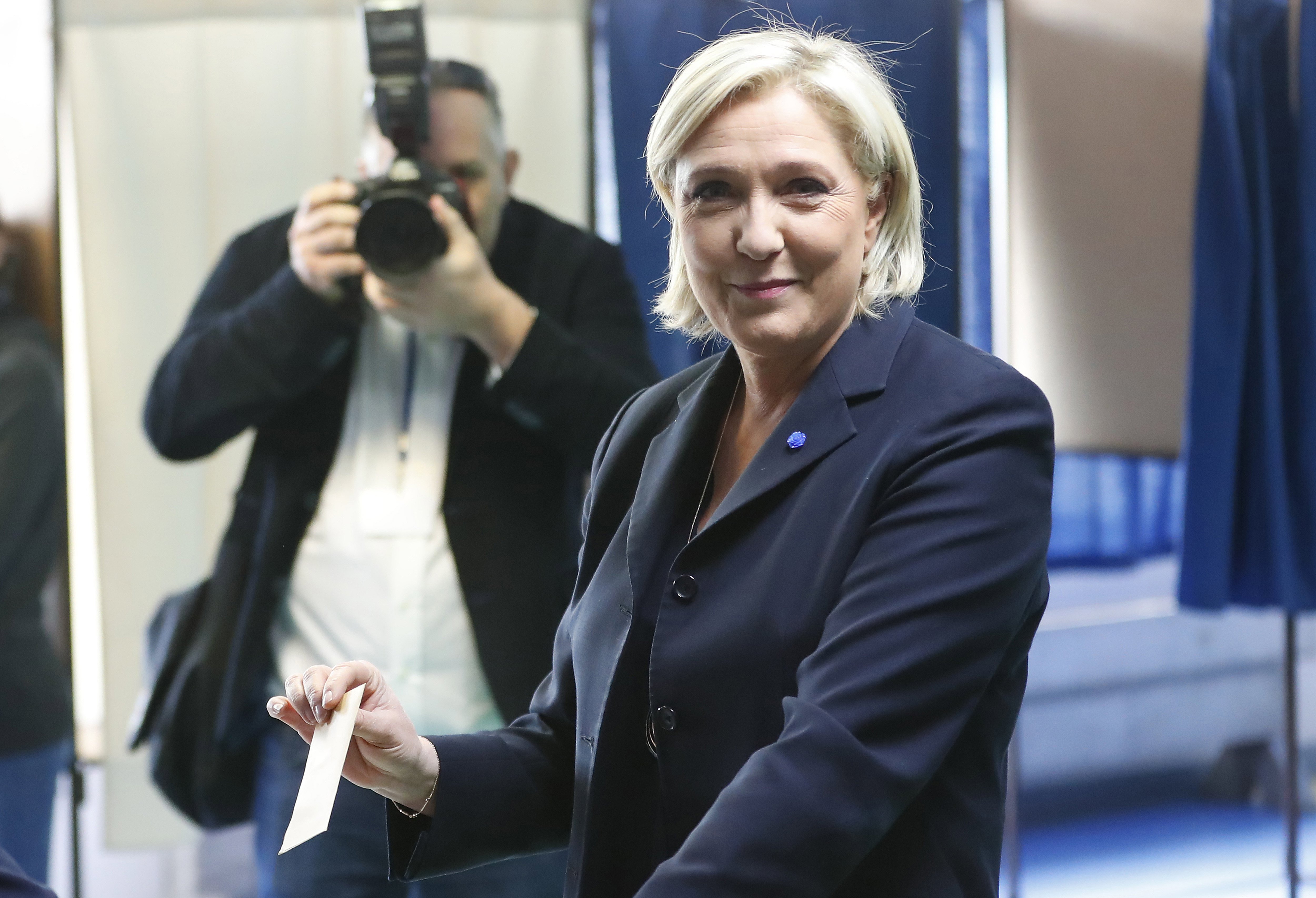 Le Pen encabeza el escrutinio